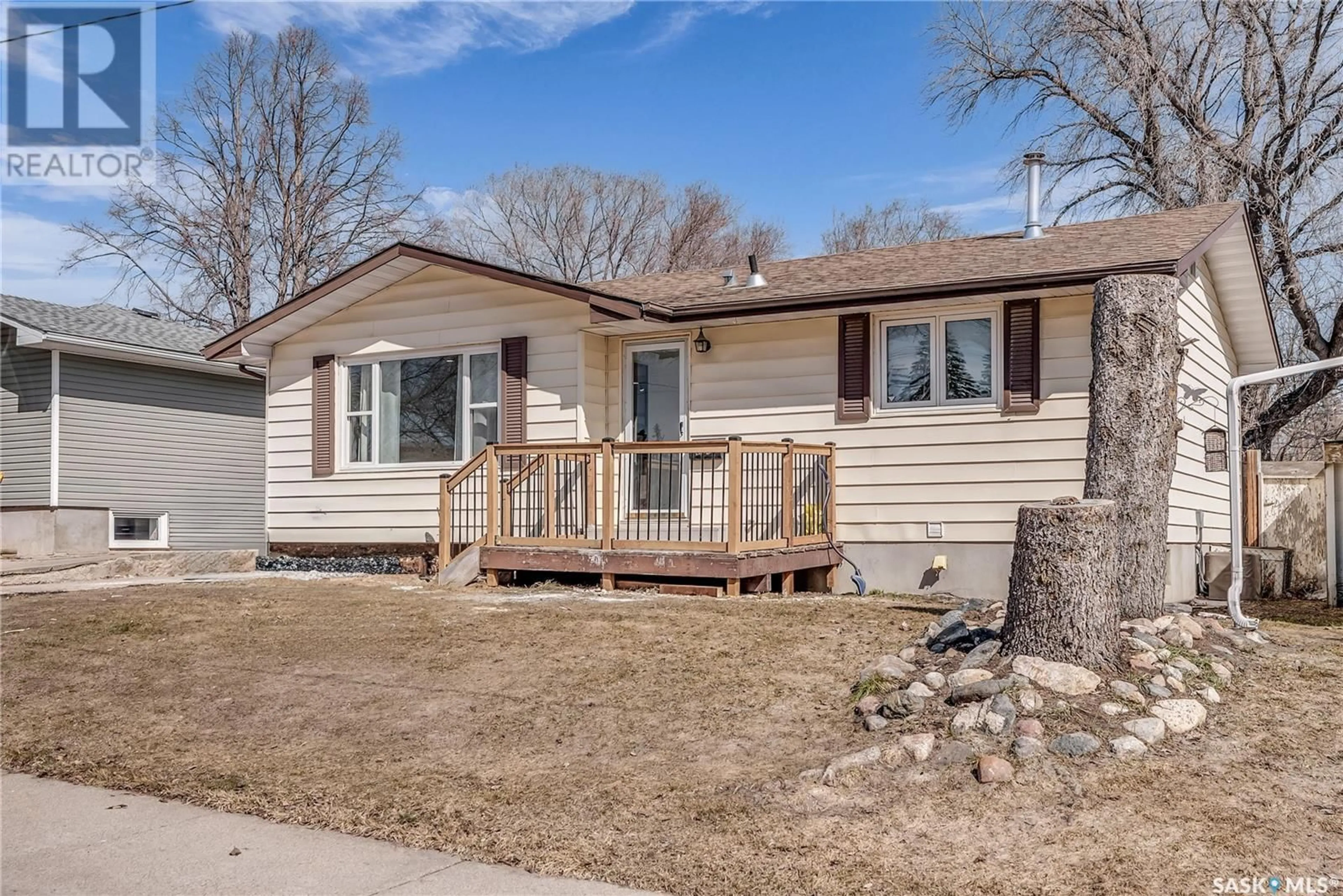 Home with vinyl exterior material, street for 518 T AVENUE, Saskatoon Saskatchewan S7M3B4