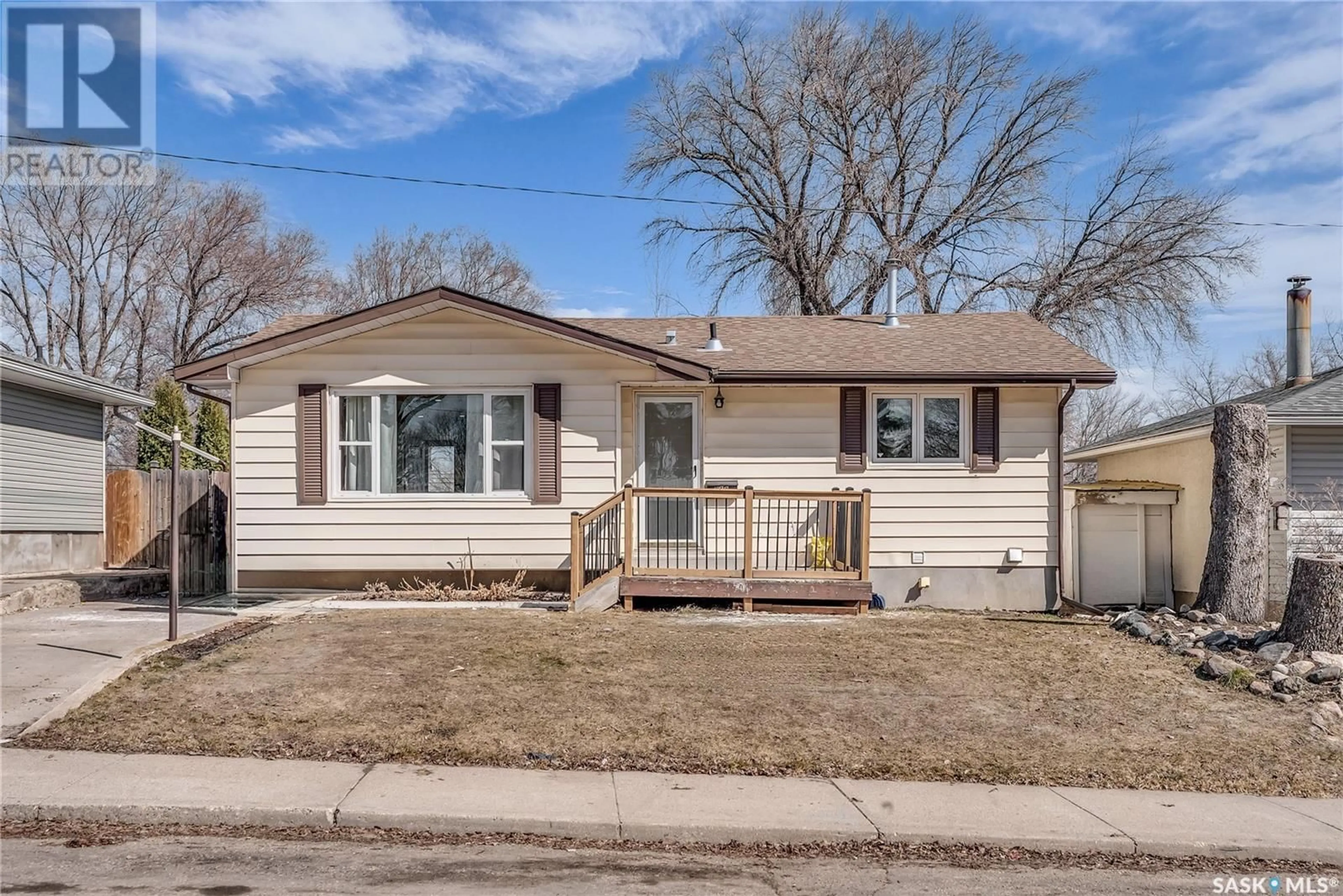 Home with vinyl exterior material, street for 518 T AVENUE, Saskatoon Saskatchewan S7M3B4