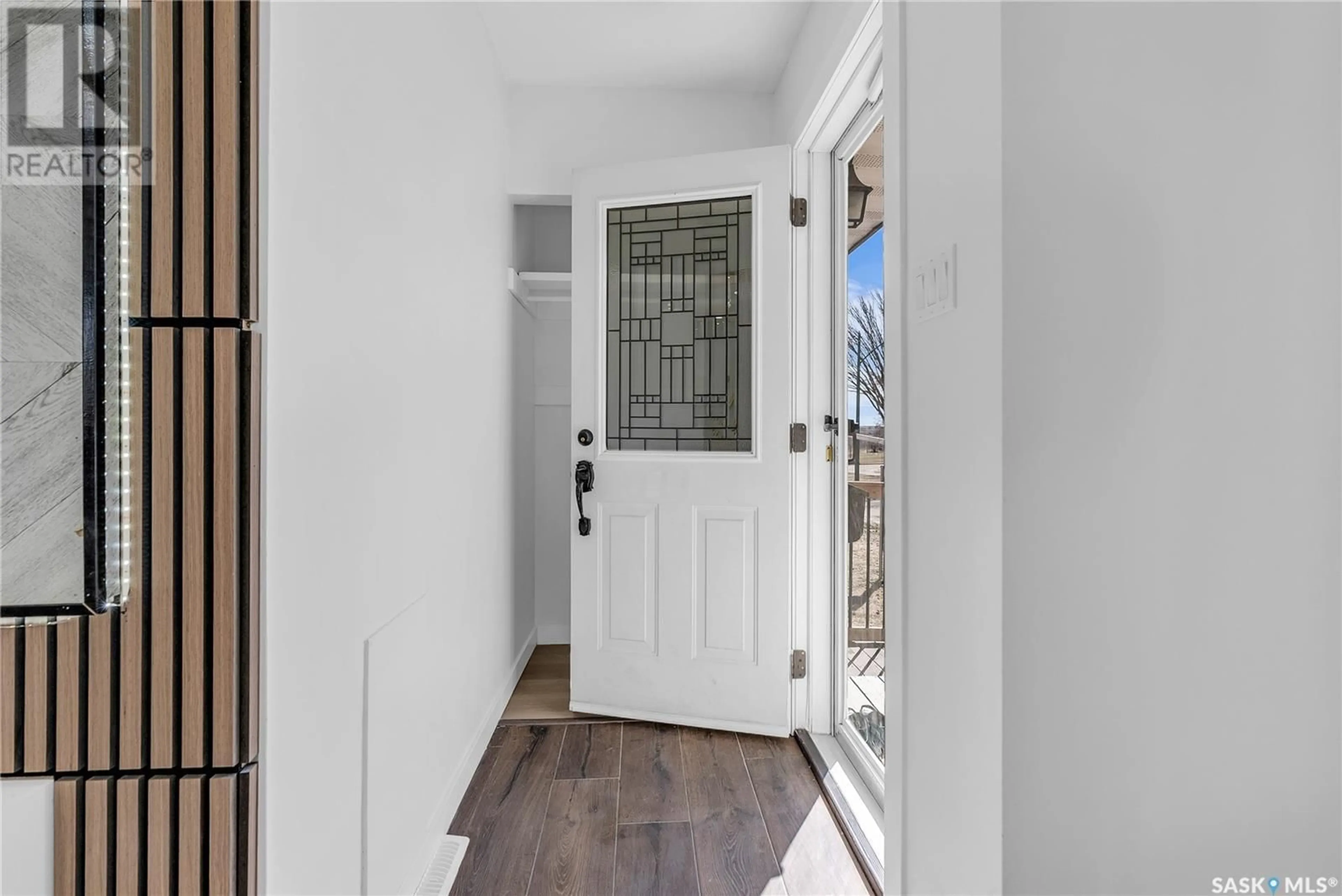 Indoor entryway for 518 T AVENUE, Saskatoon Saskatchewan S7M3B4