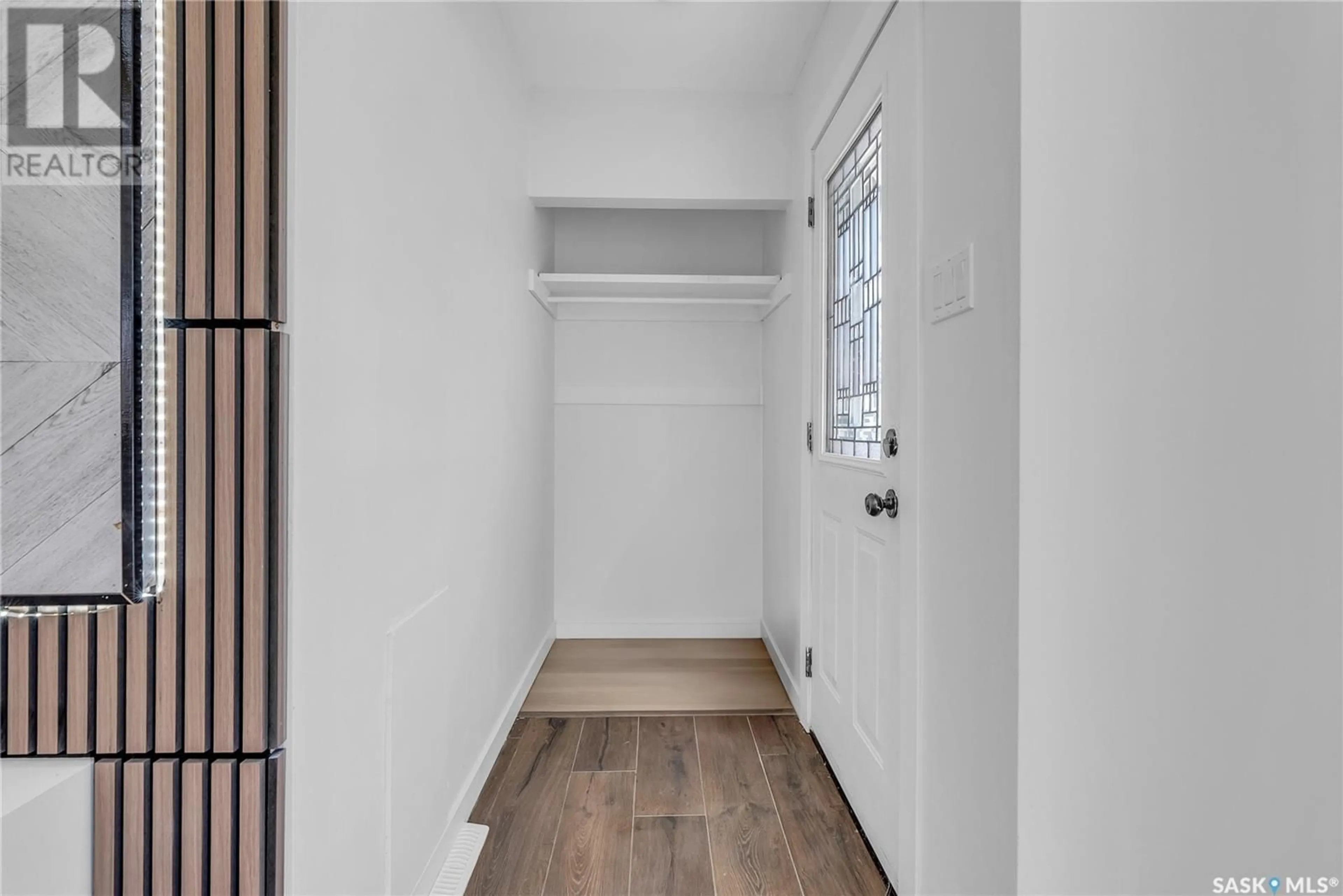 Indoor entryway for 518 T AVENUE, Saskatoon Saskatchewan S7M3B4