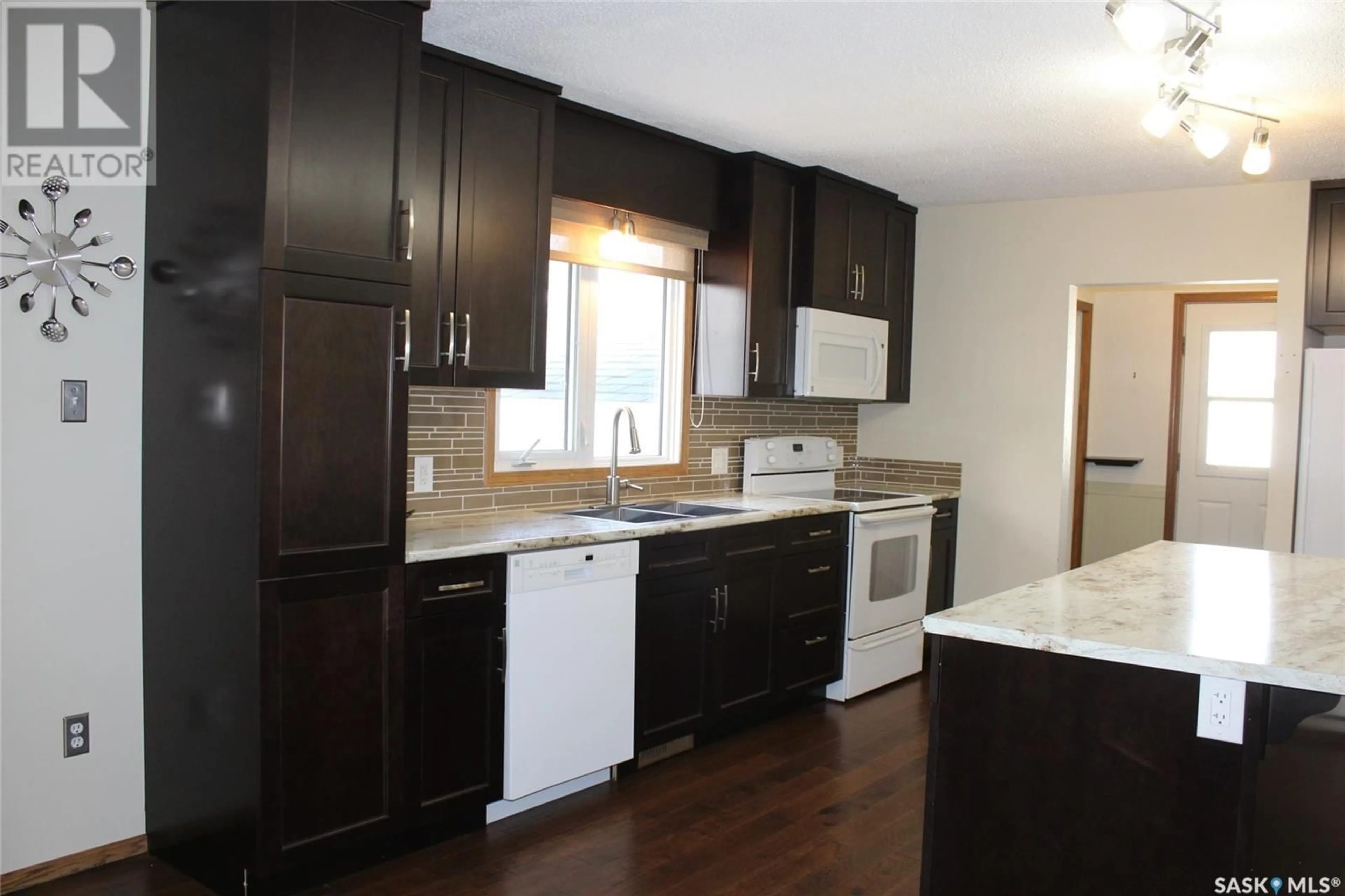 Open concept kitchen, wood/laminate floor for 801 CENTRE STREET, Shaunavon Saskatchewan S0N2M0