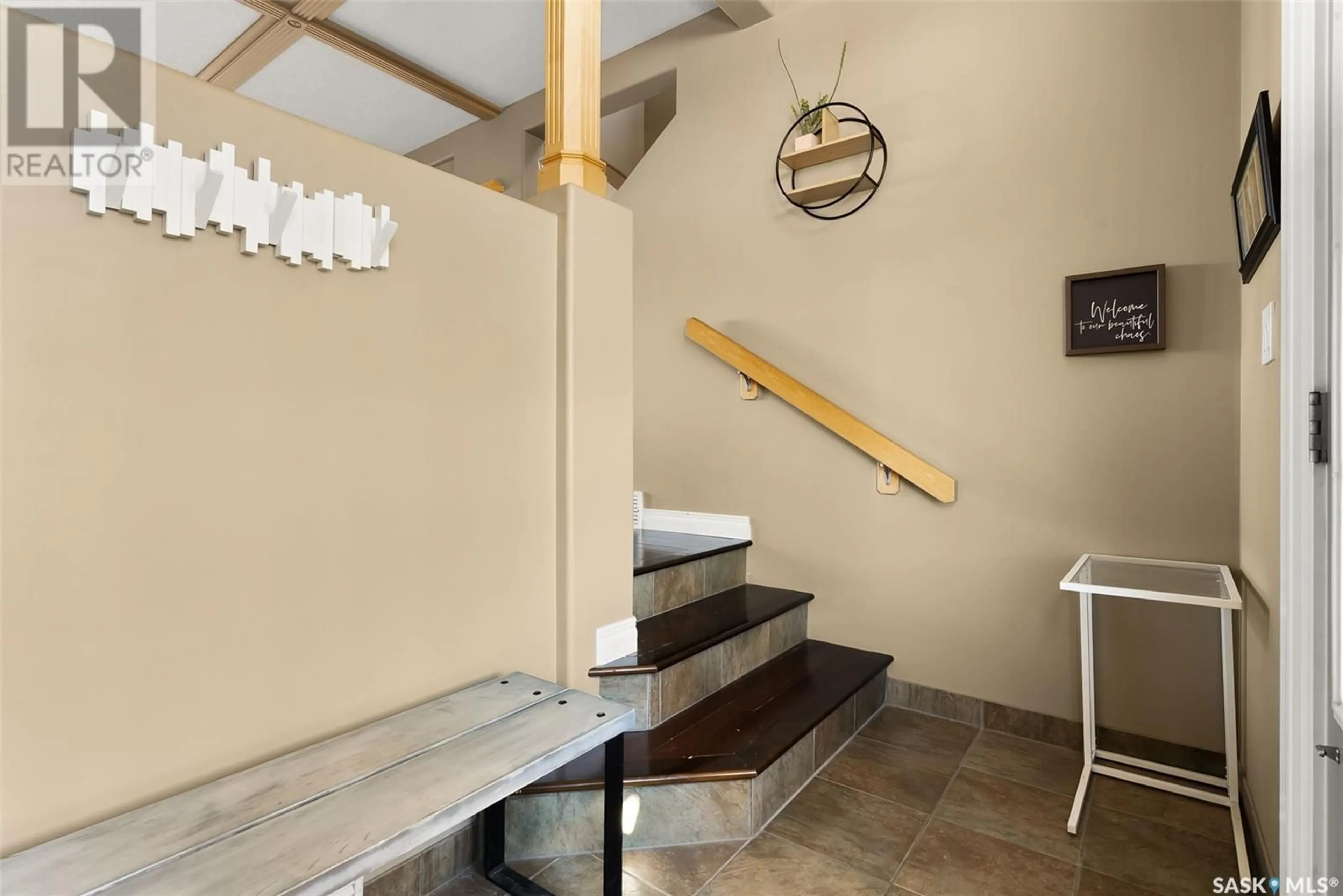 Indoor foyer for 7155 MAPLE COVE, Regina Saskatchewan S4X0E3