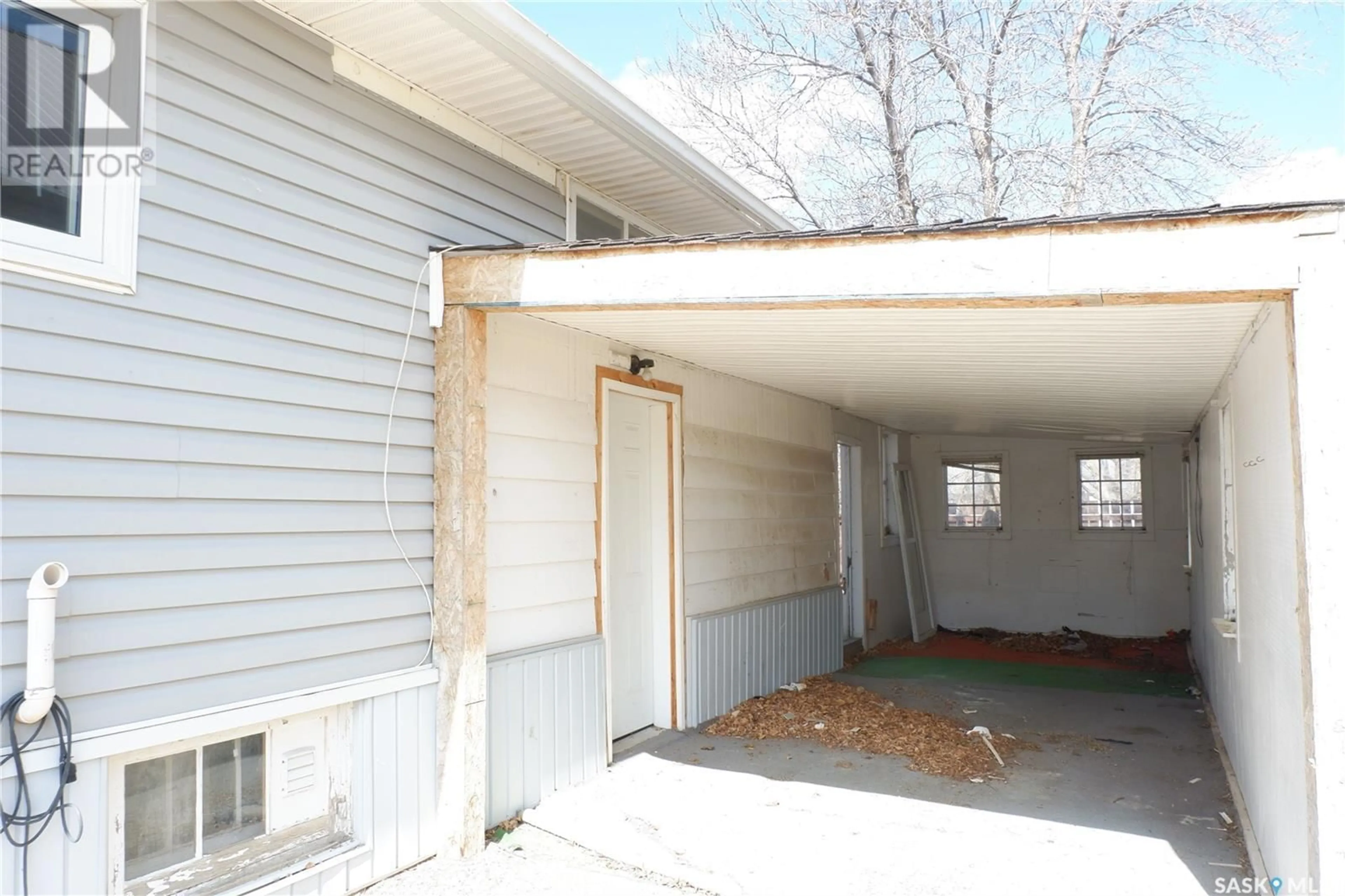 Indoor garage for 502 5TH AVENUE, Assiniboia Saskatchewan S0H0B0
