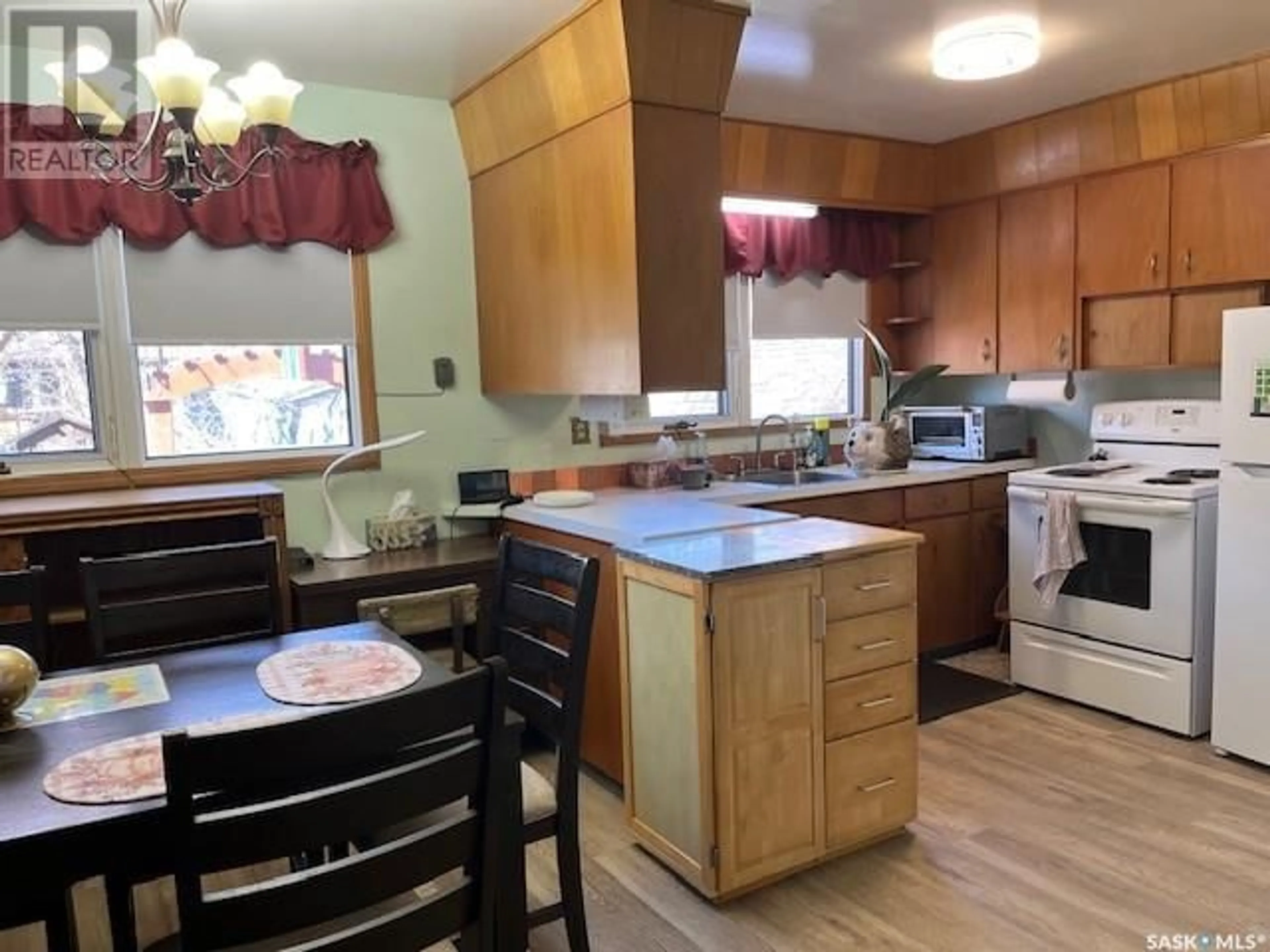 Standard kitchen, wood/laminate floor for 19 ELMVIEW ROAD, Regina Saskatchewan S4R0B1