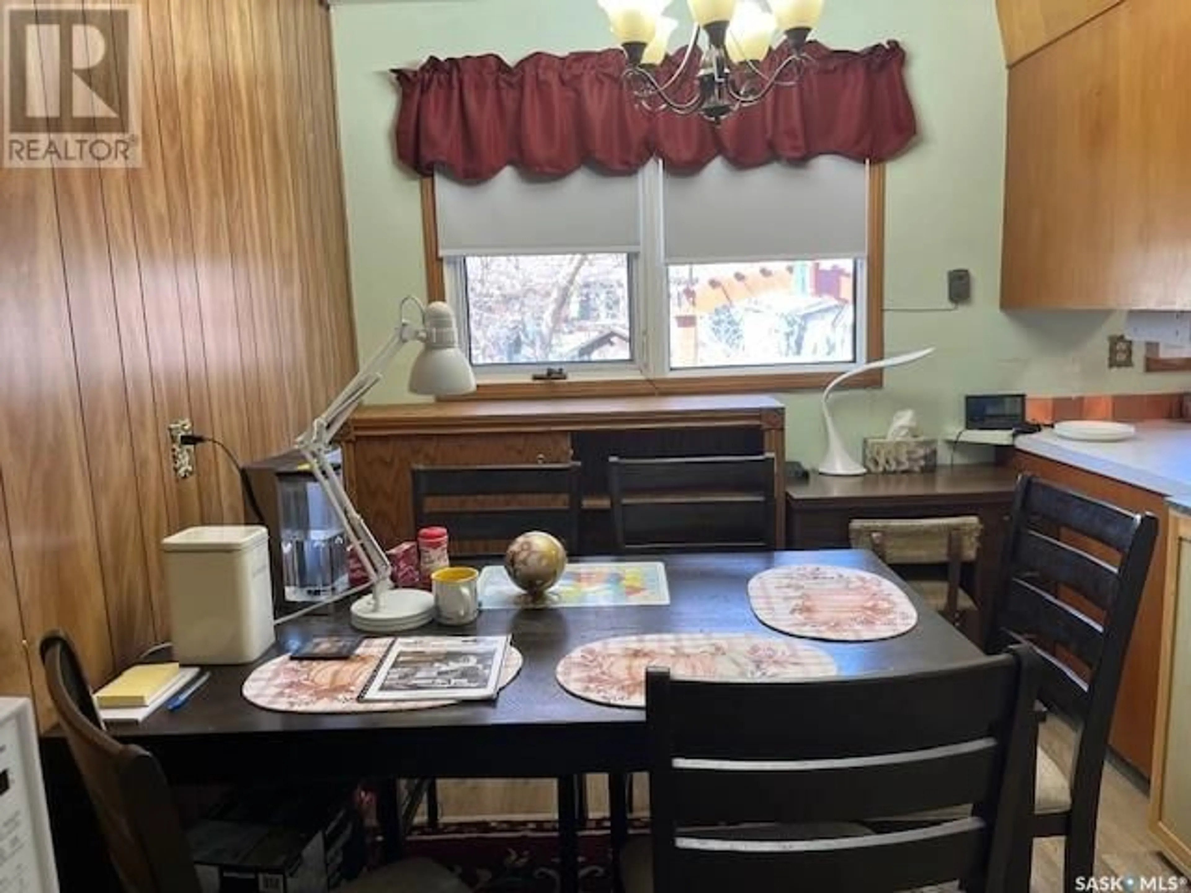 Dining room, wood/laminate floor for 19 ELMVIEW ROAD, Regina Saskatchewan S4R0B1