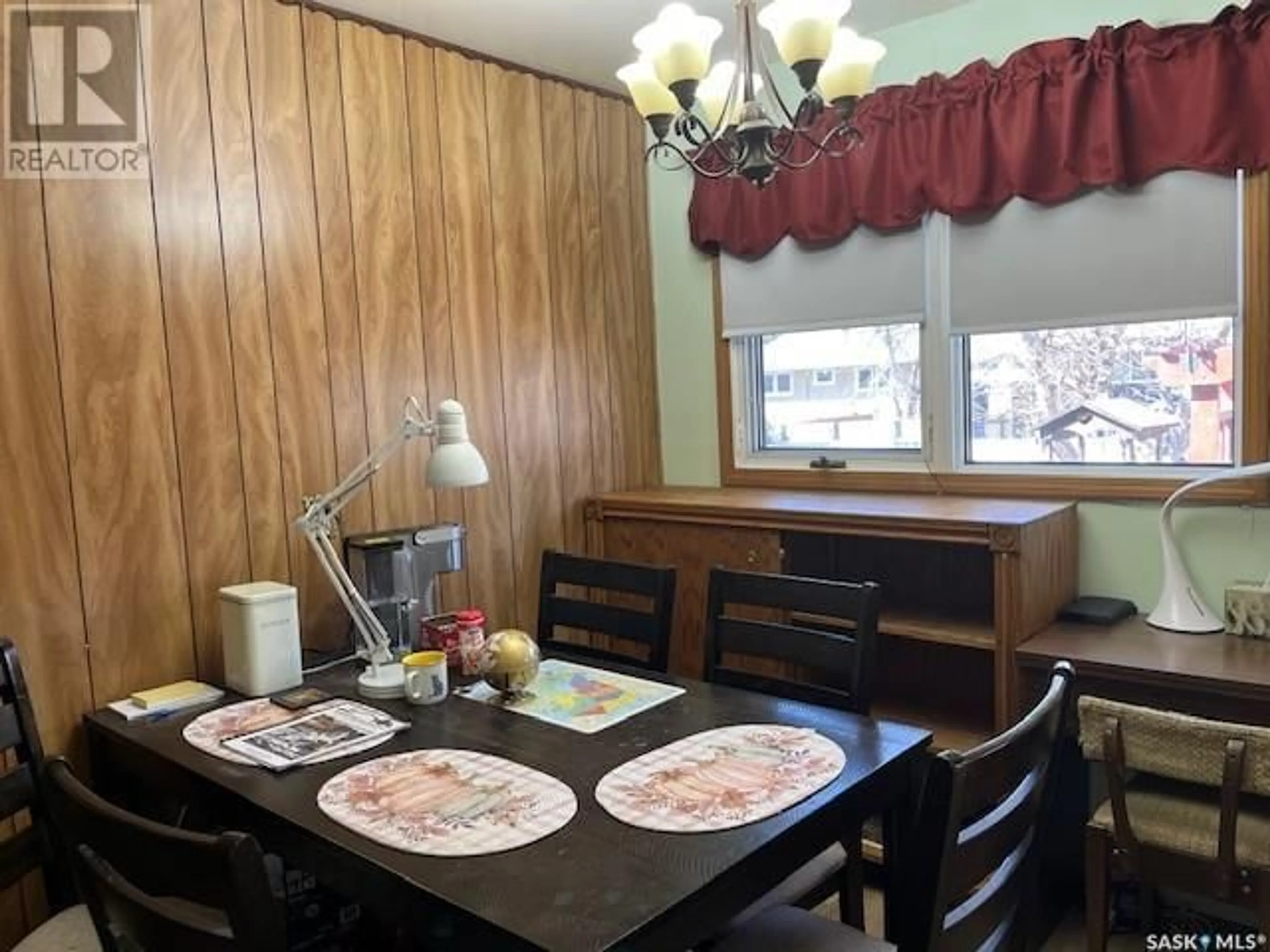 Dining room, wood/laminate floor for 19 ELMVIEW ROAD, Regina Saskatchewan S4R0B1