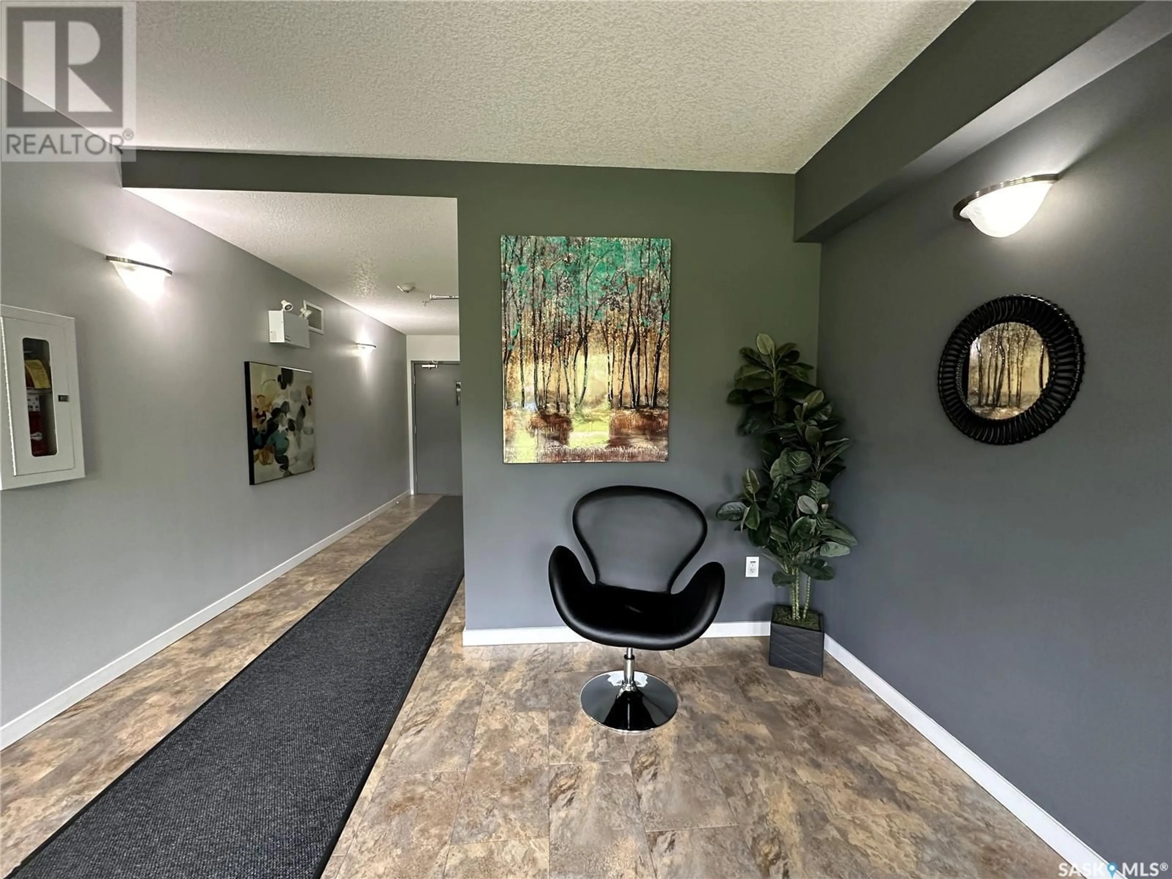 Indoor foyer for 206 1213 9TH STREET, Humboldt Saskatchewan S0K2A0