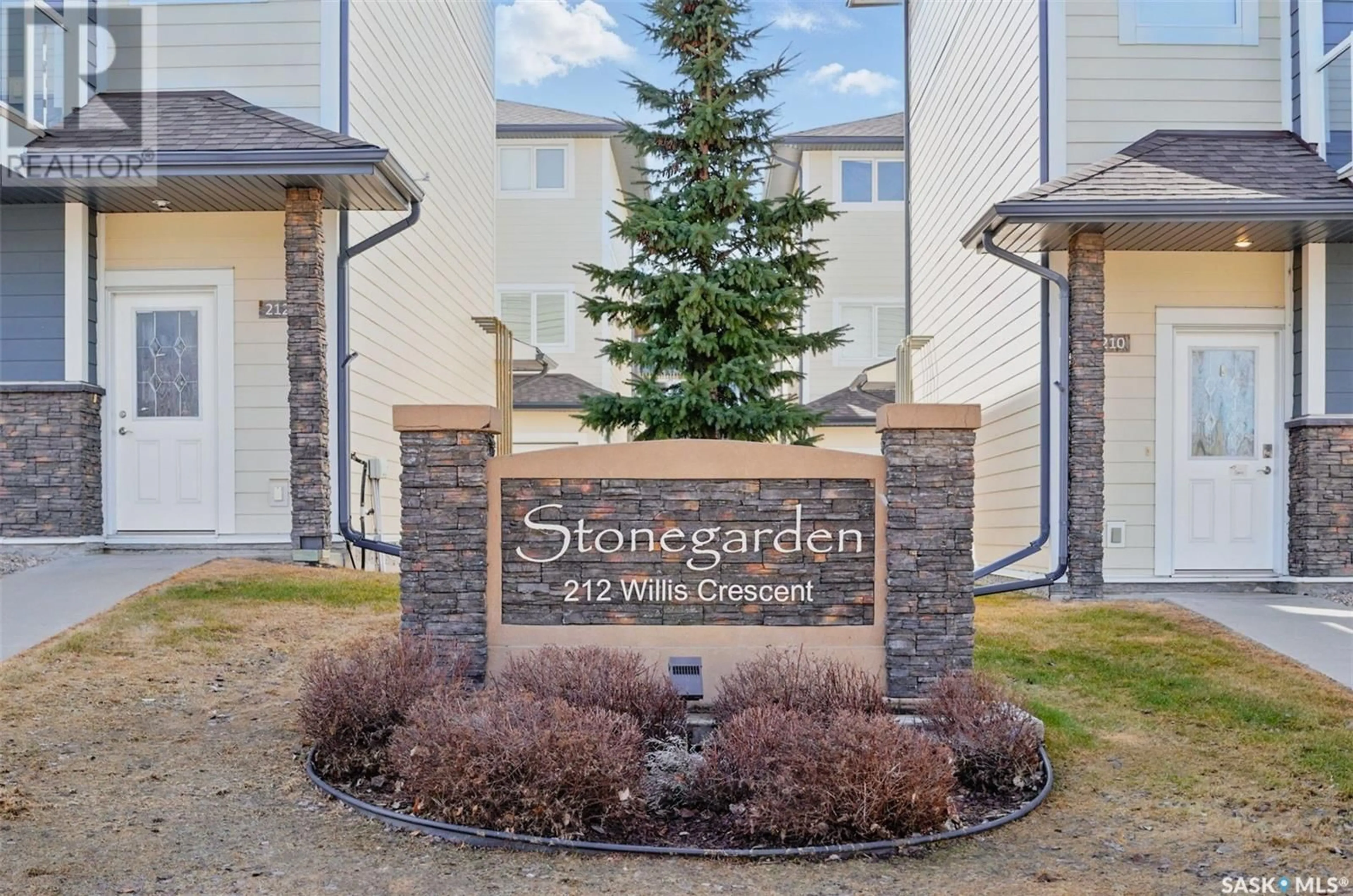 Indoor foyer for 302 212 WILLIS CRESCENT, Saskatoon Saskatchewan S7T0R6