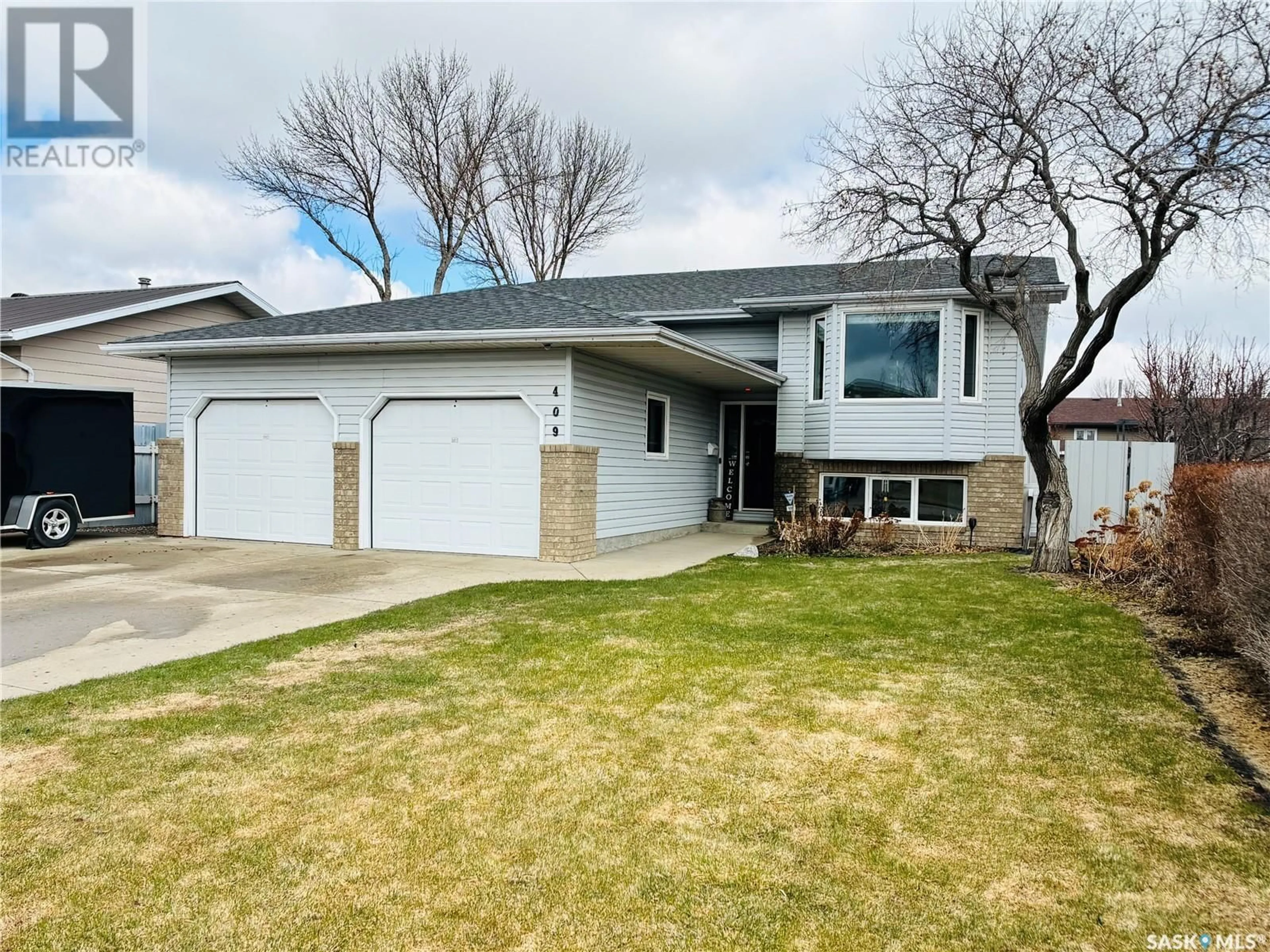 Home with vinyl exterior material, street for 409 PETTERSON DRIVE, Estevan Saskatchewan S4A2P3