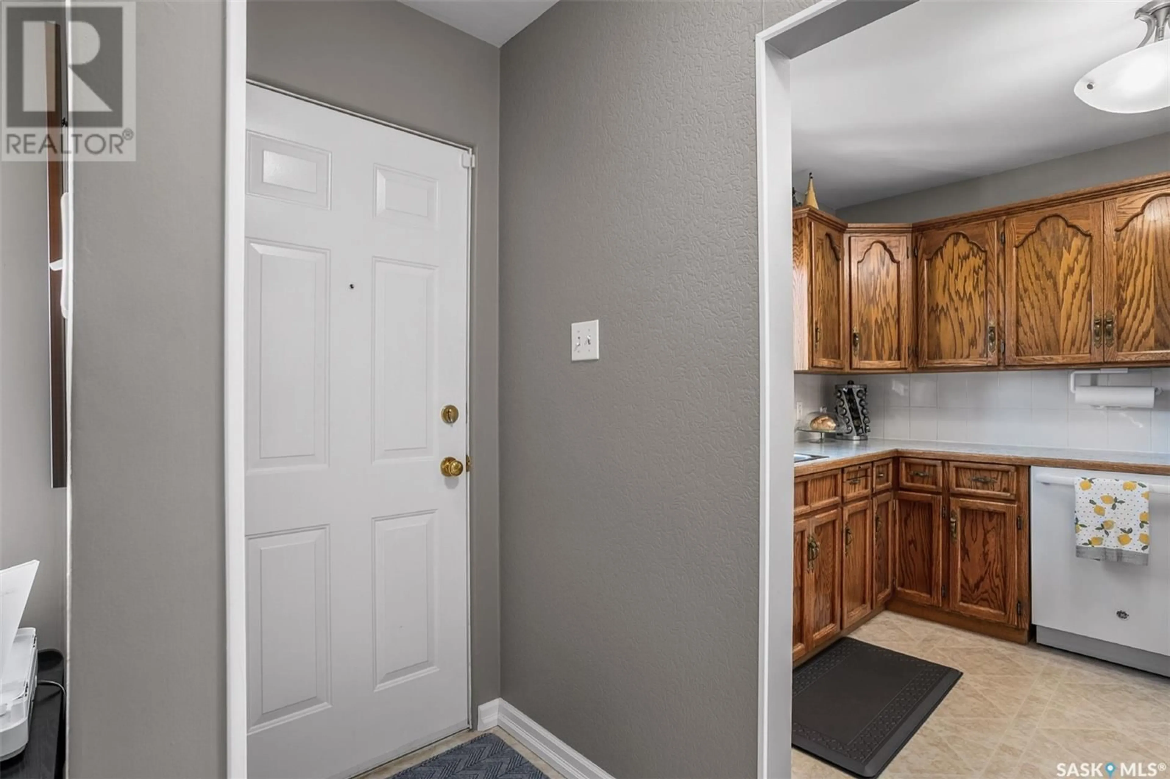 Indoor entryway for 2518 ALBERT AVENUE, Saskatoon Saskatchewan S7J1K8