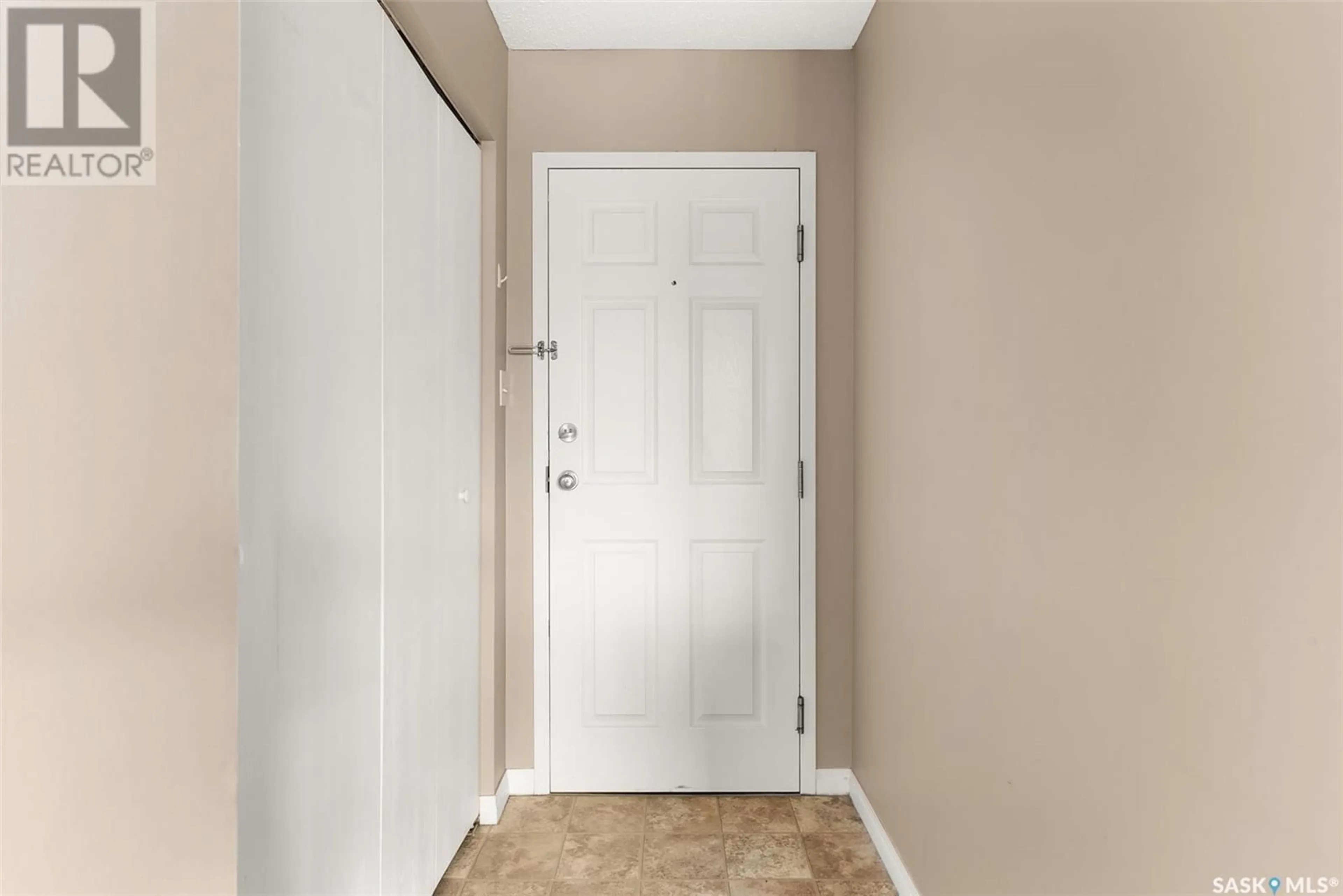 Indoor entryway for 34 - 208 NOLLET AVENUE, Regina Saskatchewan S4T7P9