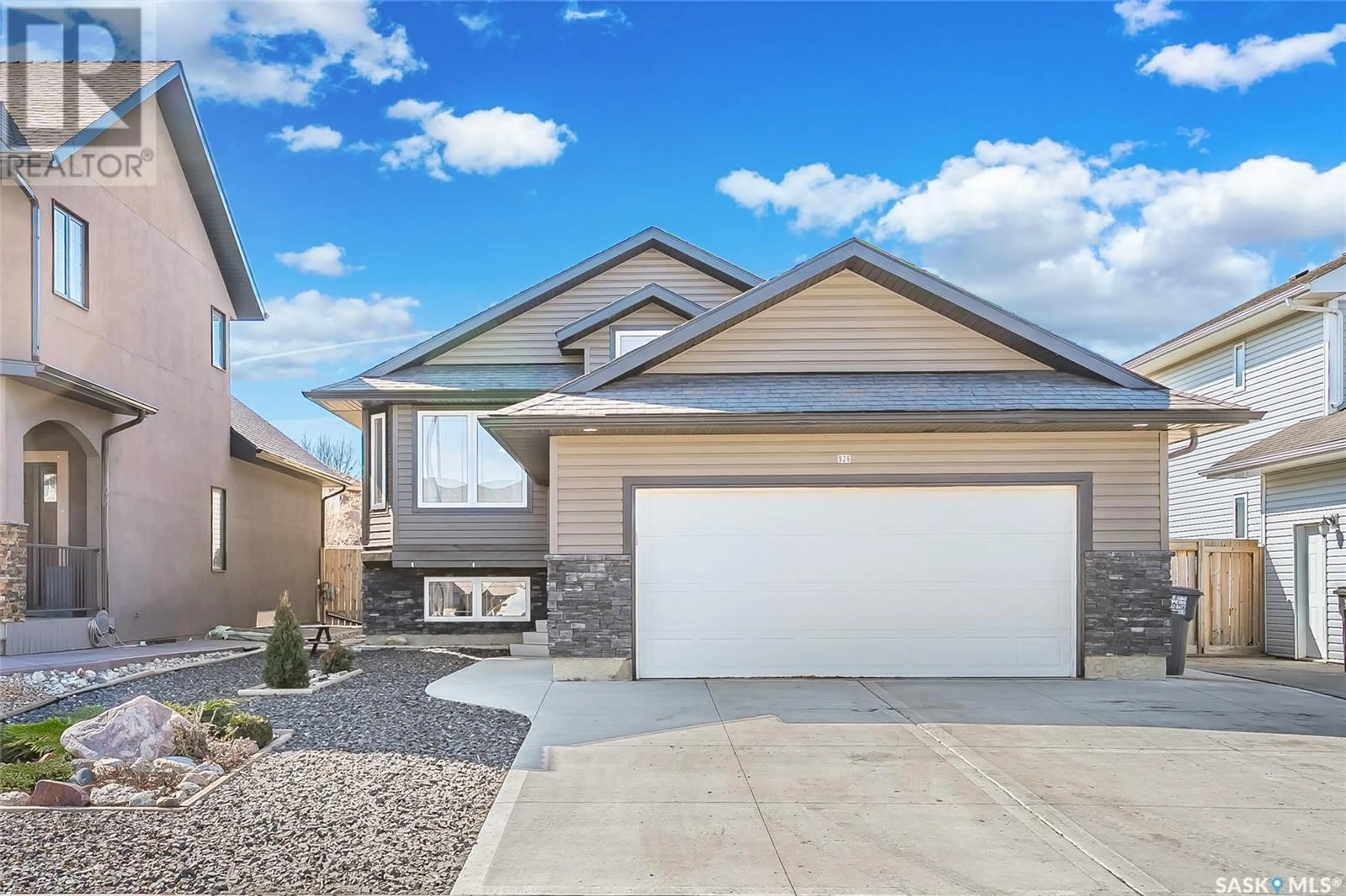 Home with vinyl exterior material, street for 926 PATRICK WAY, Saskatoon Saskatchewan S7W0G3