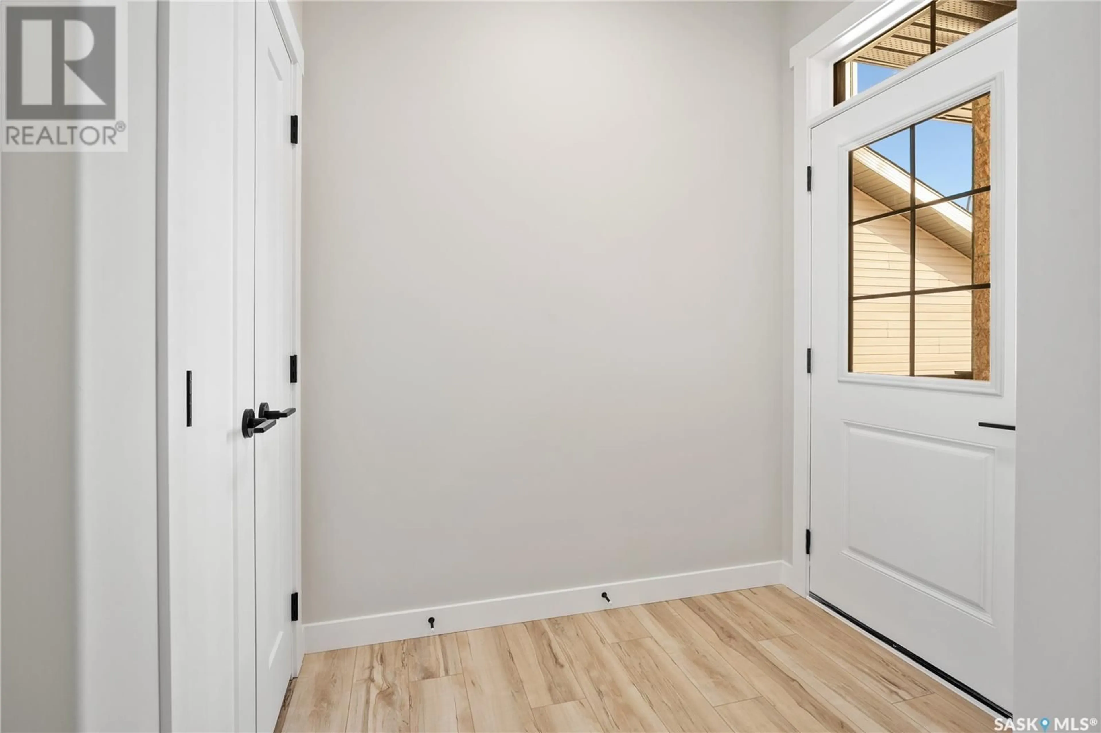 Indoor entryway for 250 NAZARALI COVE, Saskatoon Saskatchewan S7W1K6
