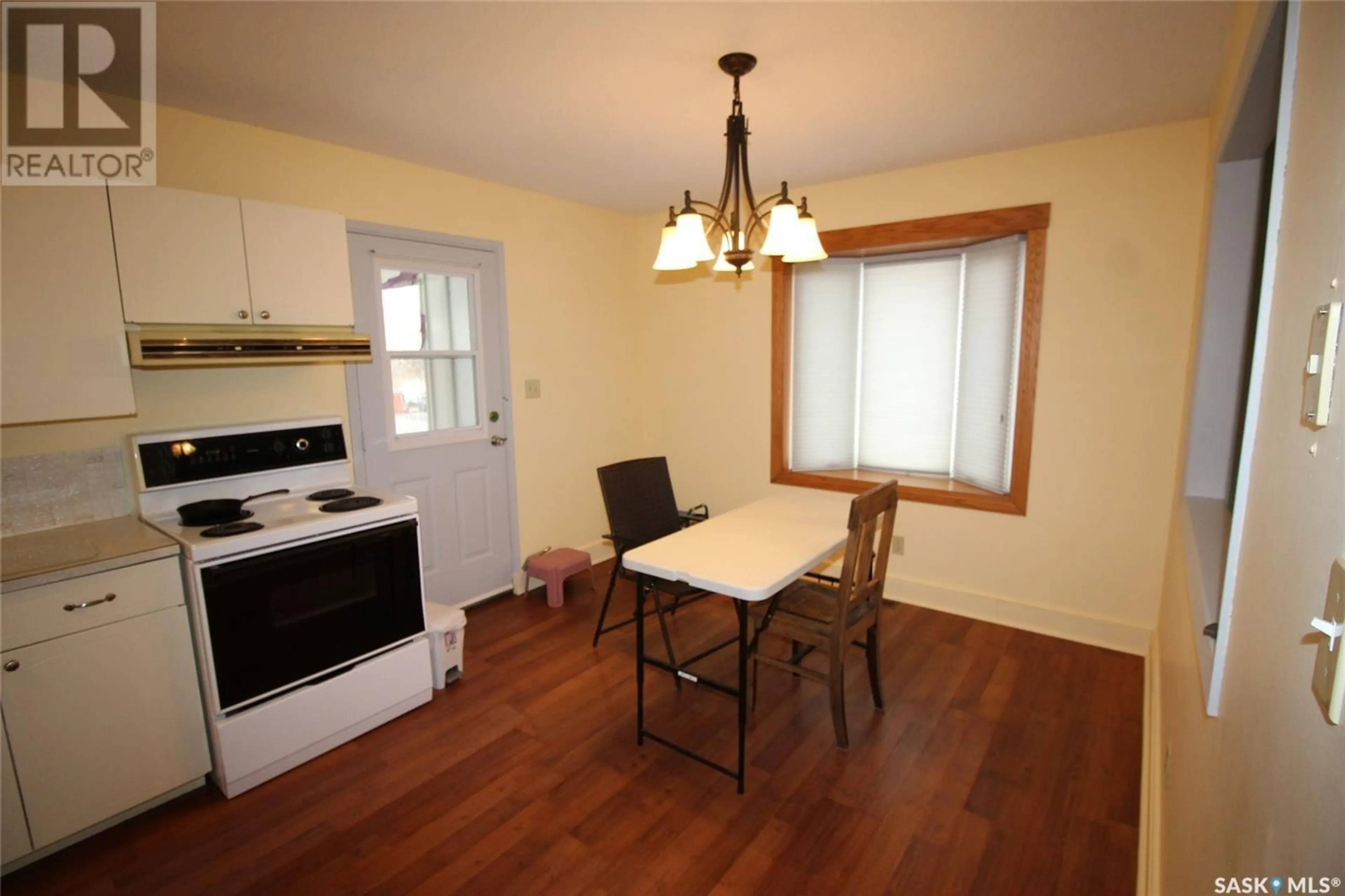 Dining room, wood/laminate floor for 128 1ST STREET, Frontier Saskatchewan S0N0W0