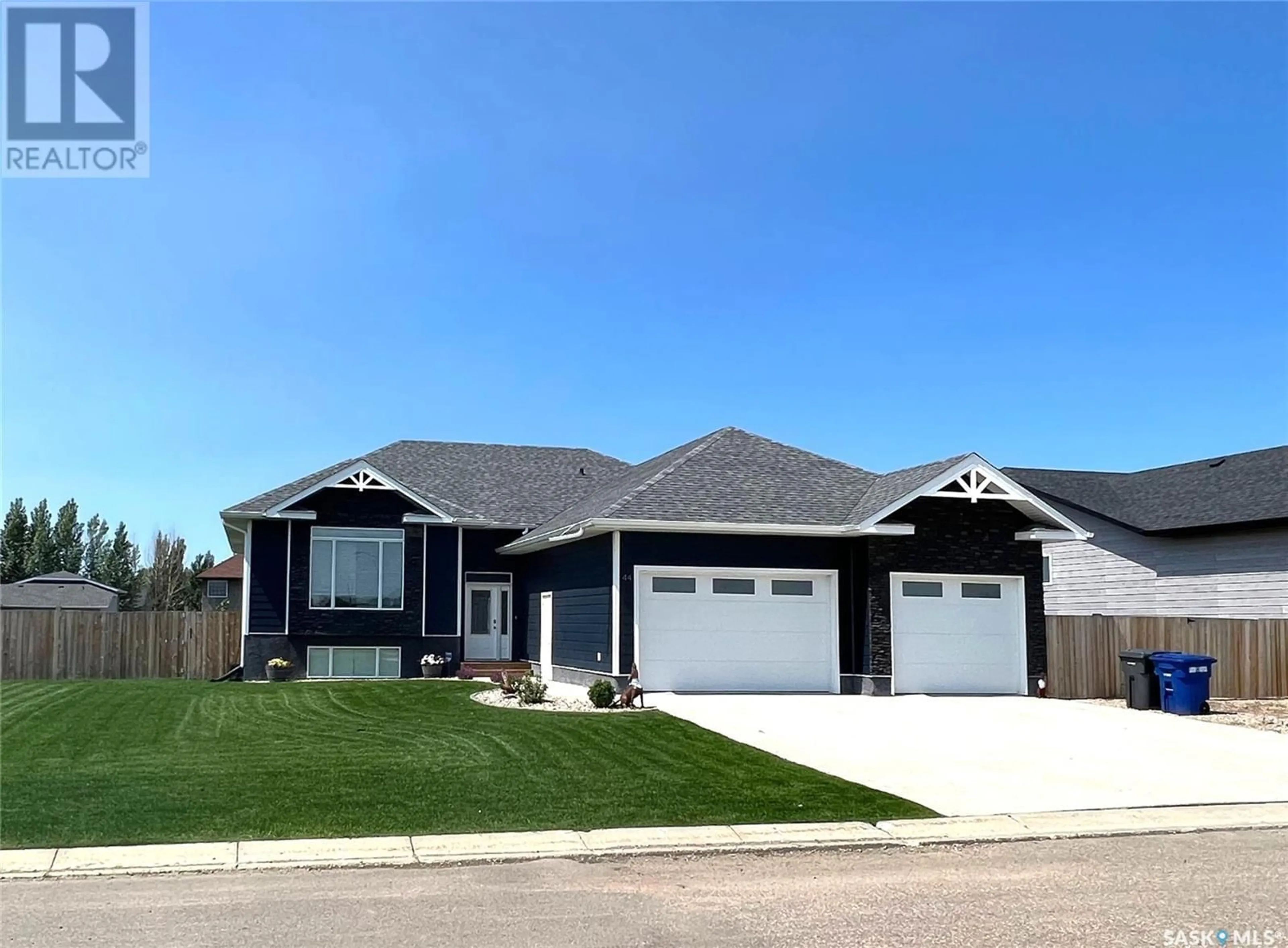 Home with vinyl exterior material, street for 44 GIBSON CRESCENT, Meadow Lake Saskatchewan S9X1Z9
