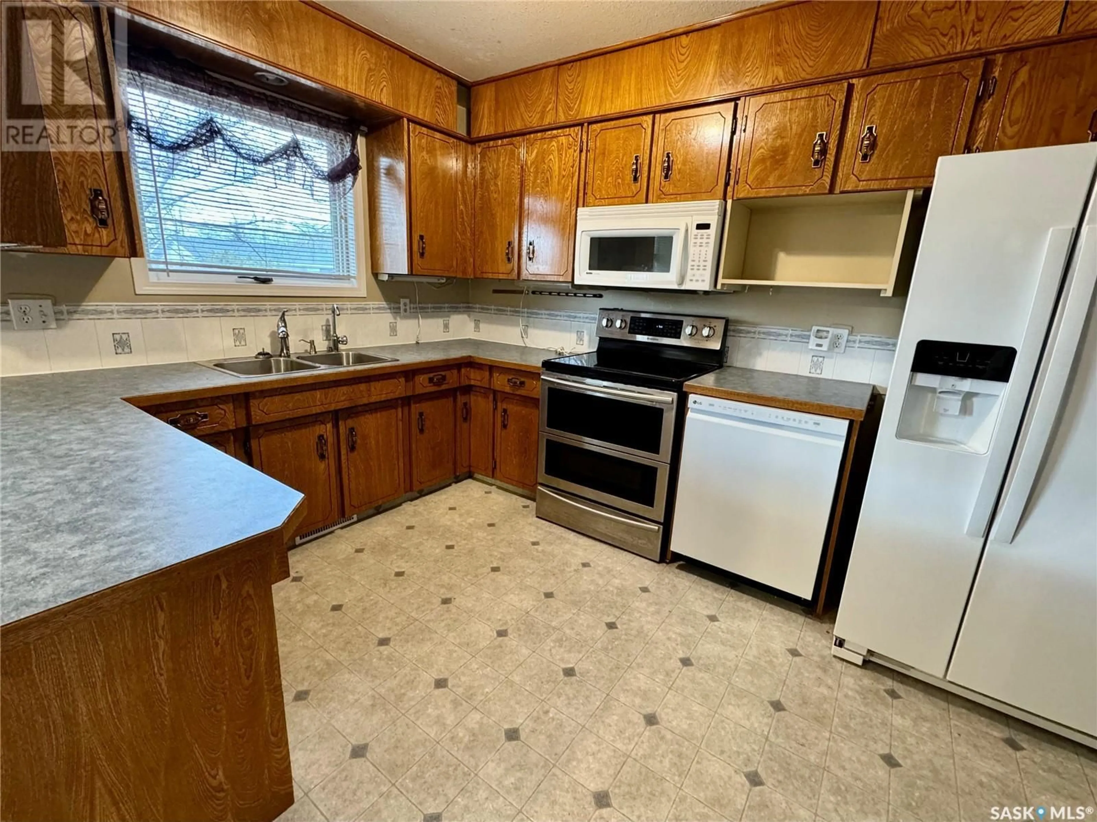 Standard kitchen, unknown for 640 2ND STREET NE, Preeceville Saskatchewan S0A3B0