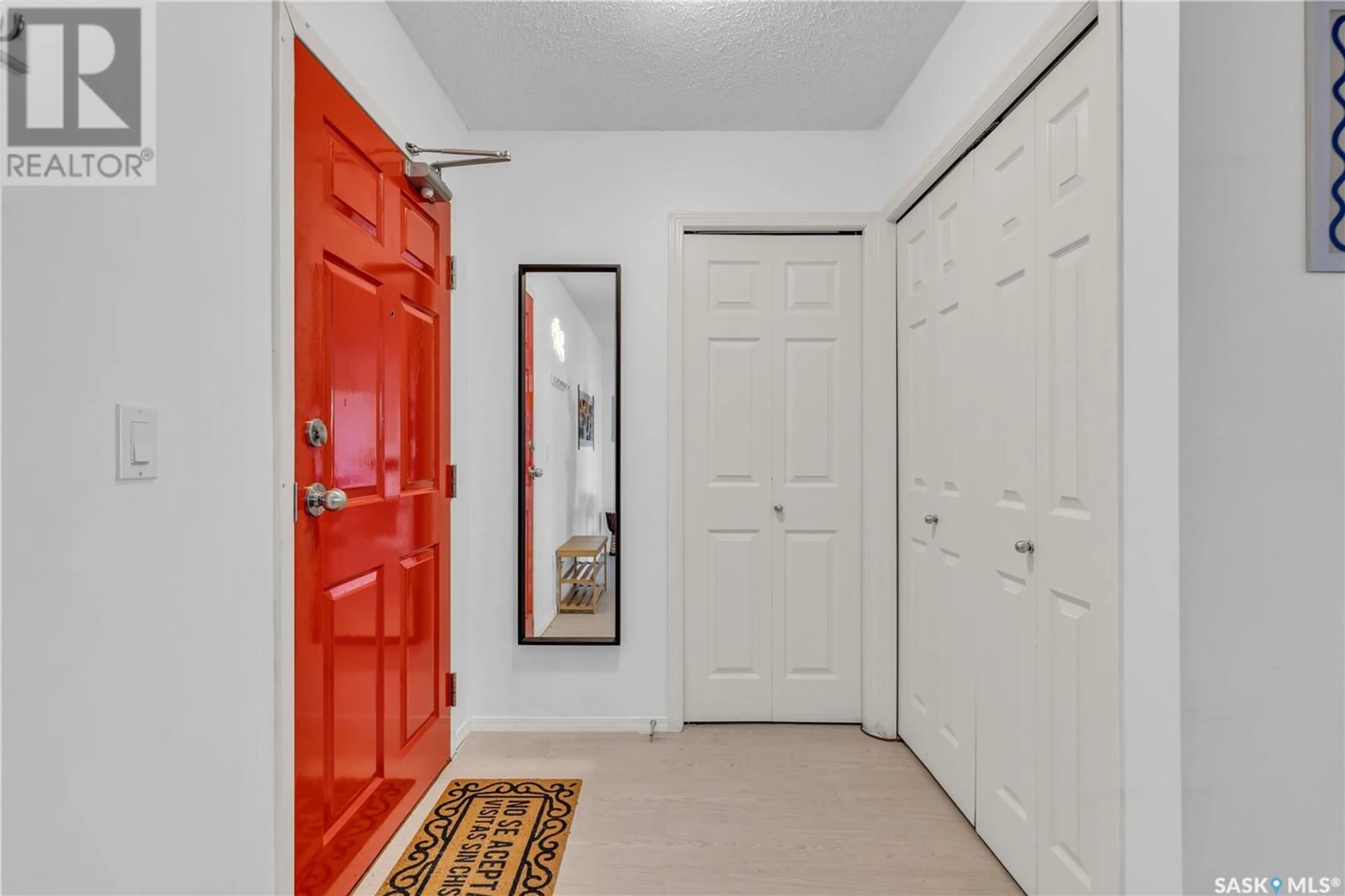 Indoor entryway for 303 - 304 LOWE ROAD, Saskatoon Saskatchewan S7S1P2
