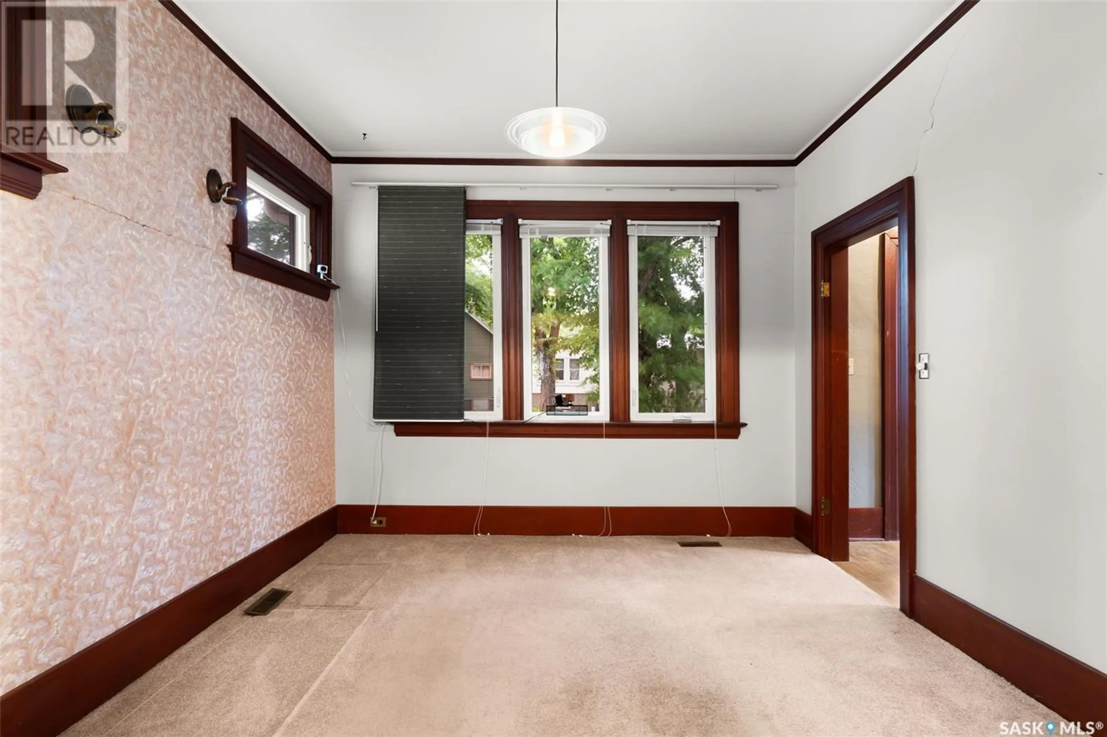 Indoor foyer for 1927 MONTREAL STREET, Regina Saskatchewan S4P1L4