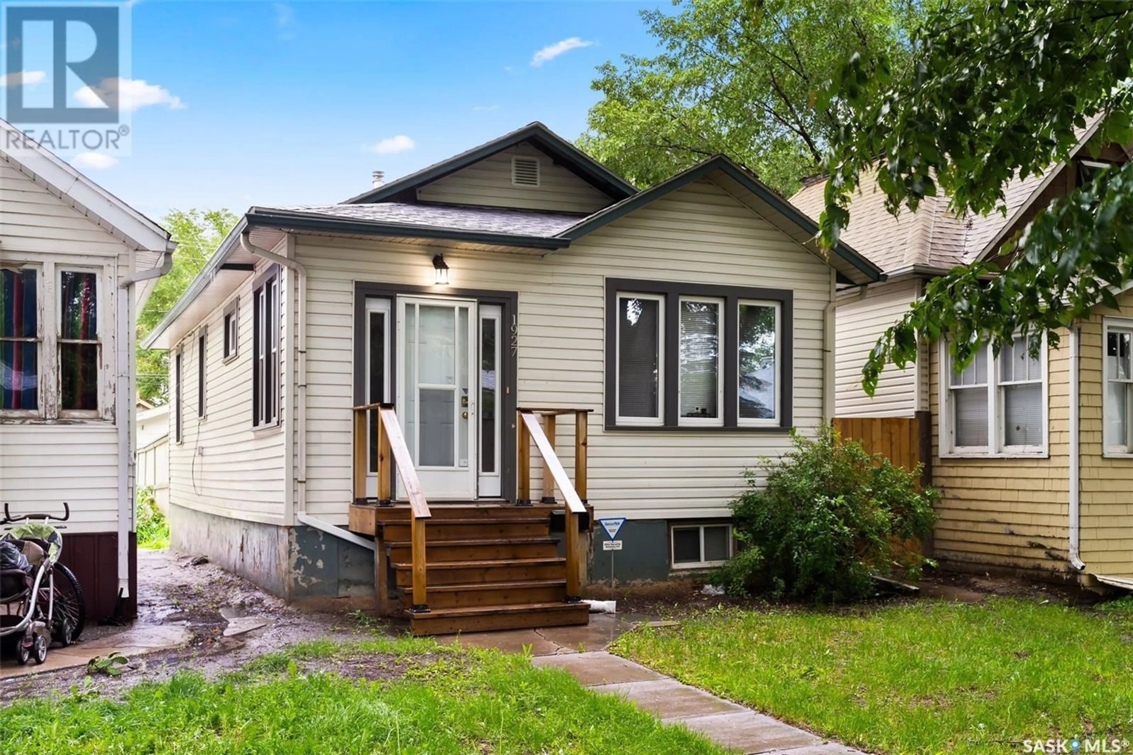 Home with vinyl exterior material, street for 1927 MONTREAL STREET, Regina Saskatchewan S4P1L4