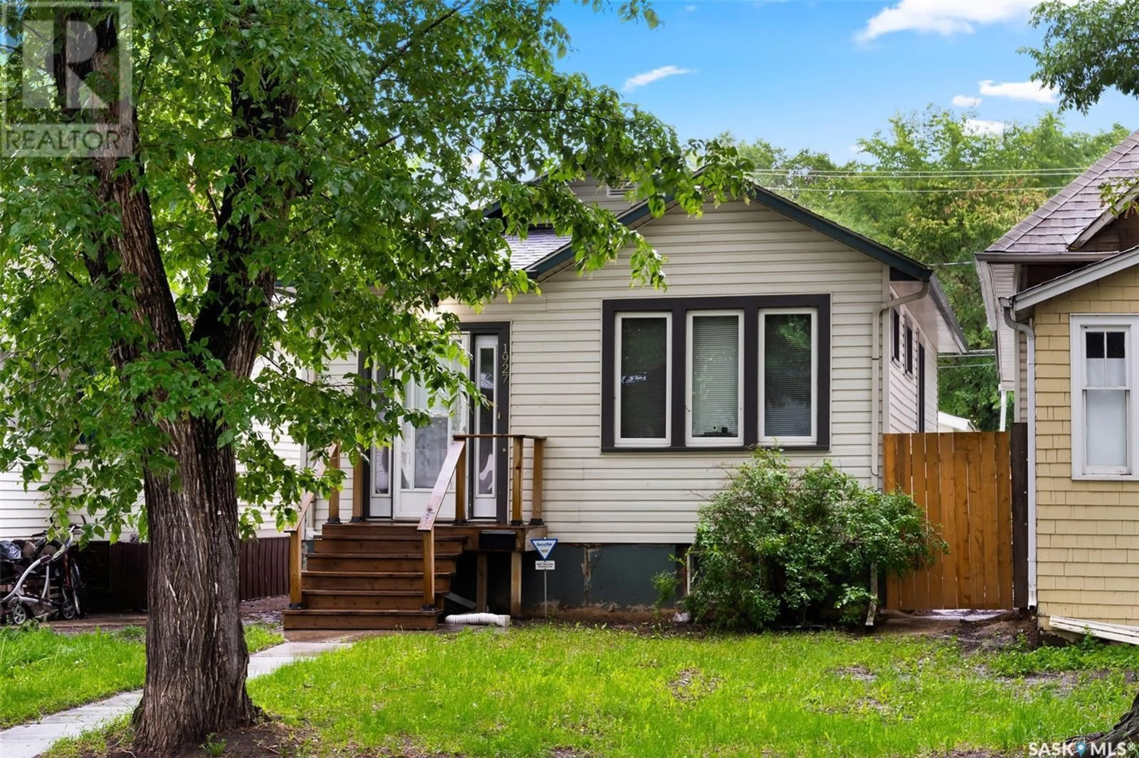 Home with vinyl exterior material, street for 1927 MONTREAL STREET, Regina Saskatchewan S4P1L4