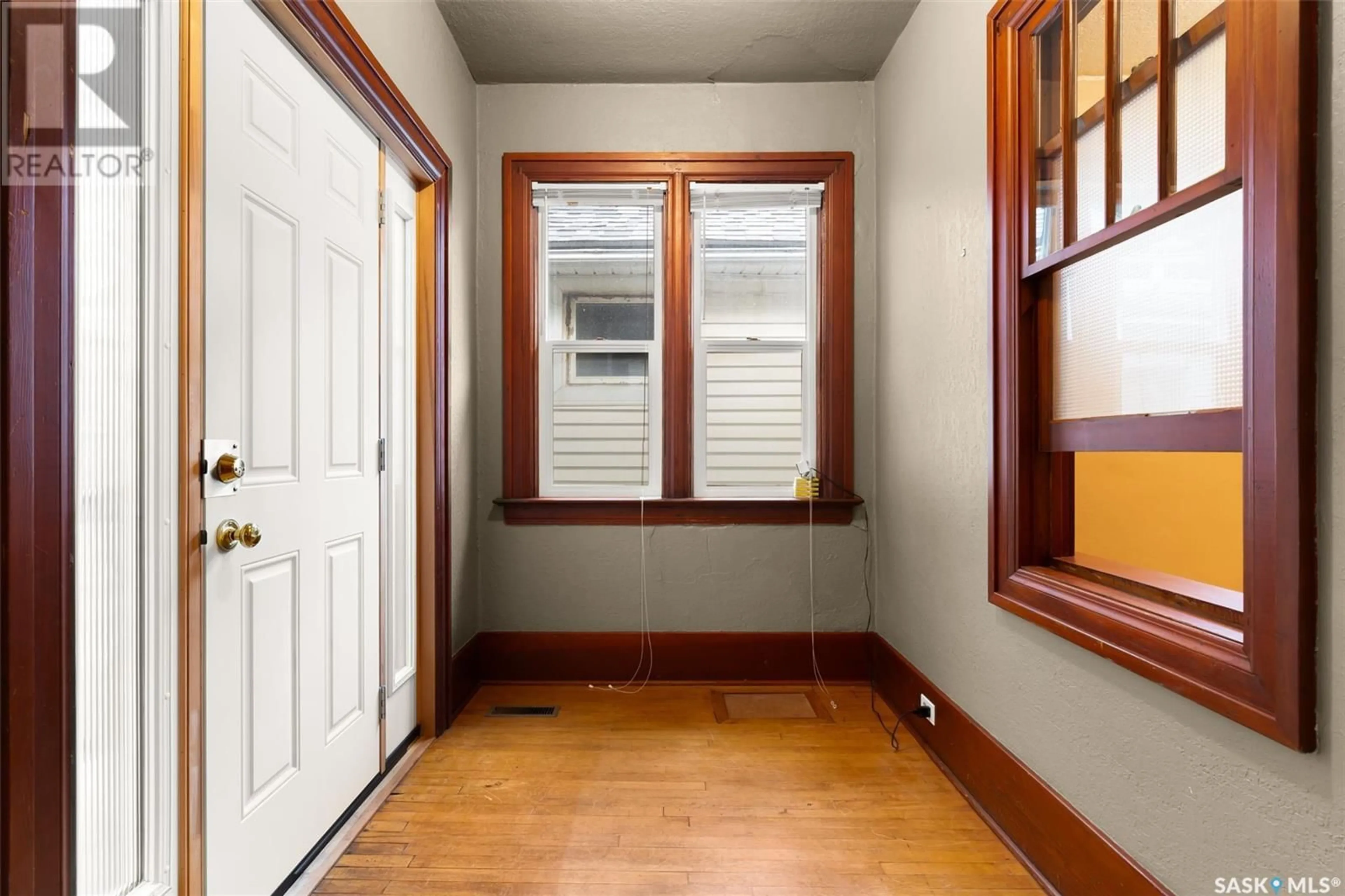 Indoor entryway for 1927 MONTREAL STREET, Regina Saskatchewan S4P1L4