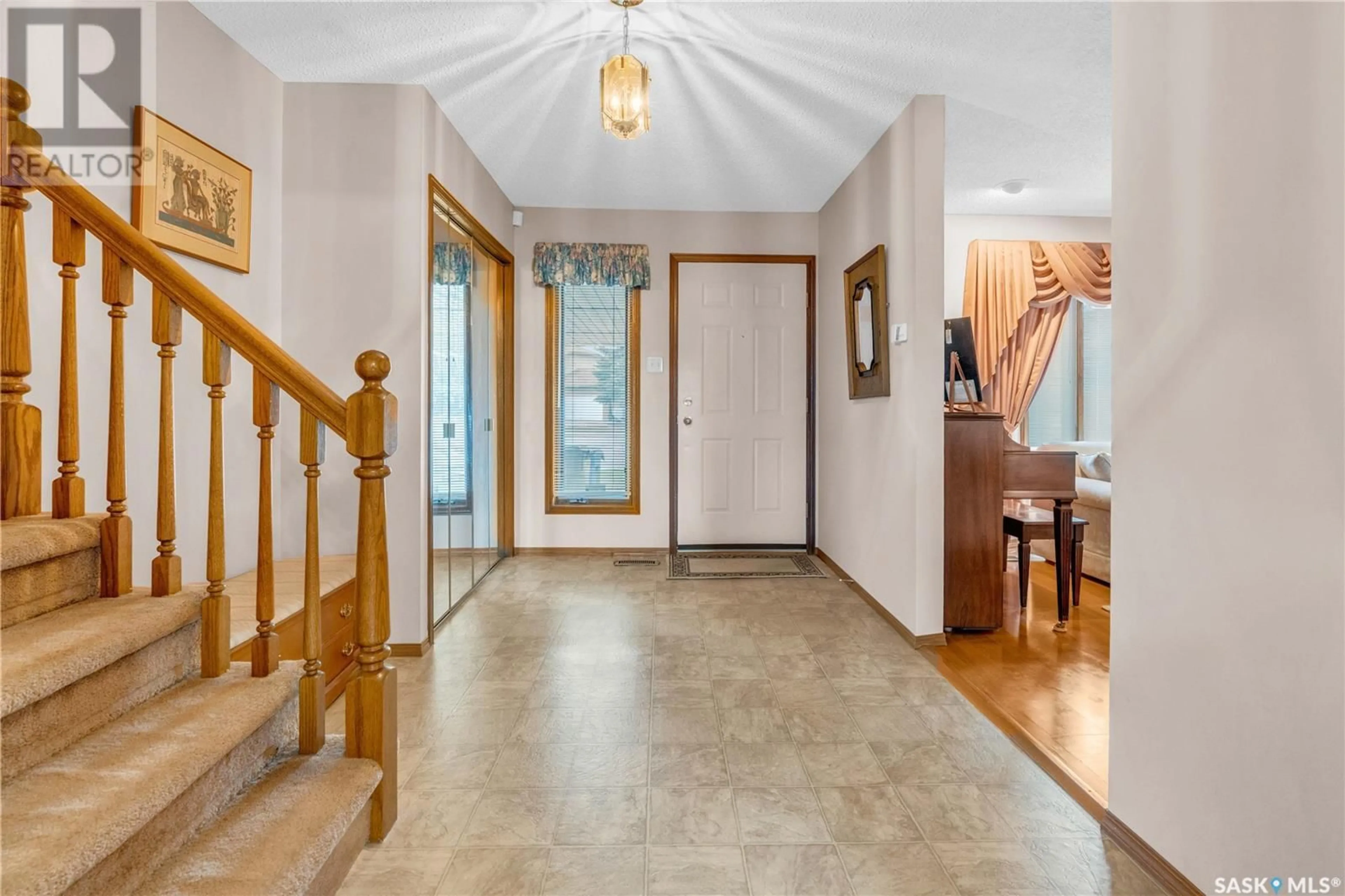 Indoor foyer for 3622 WETMORE CRESCENT, Regina Saskatchewan S4V2B3