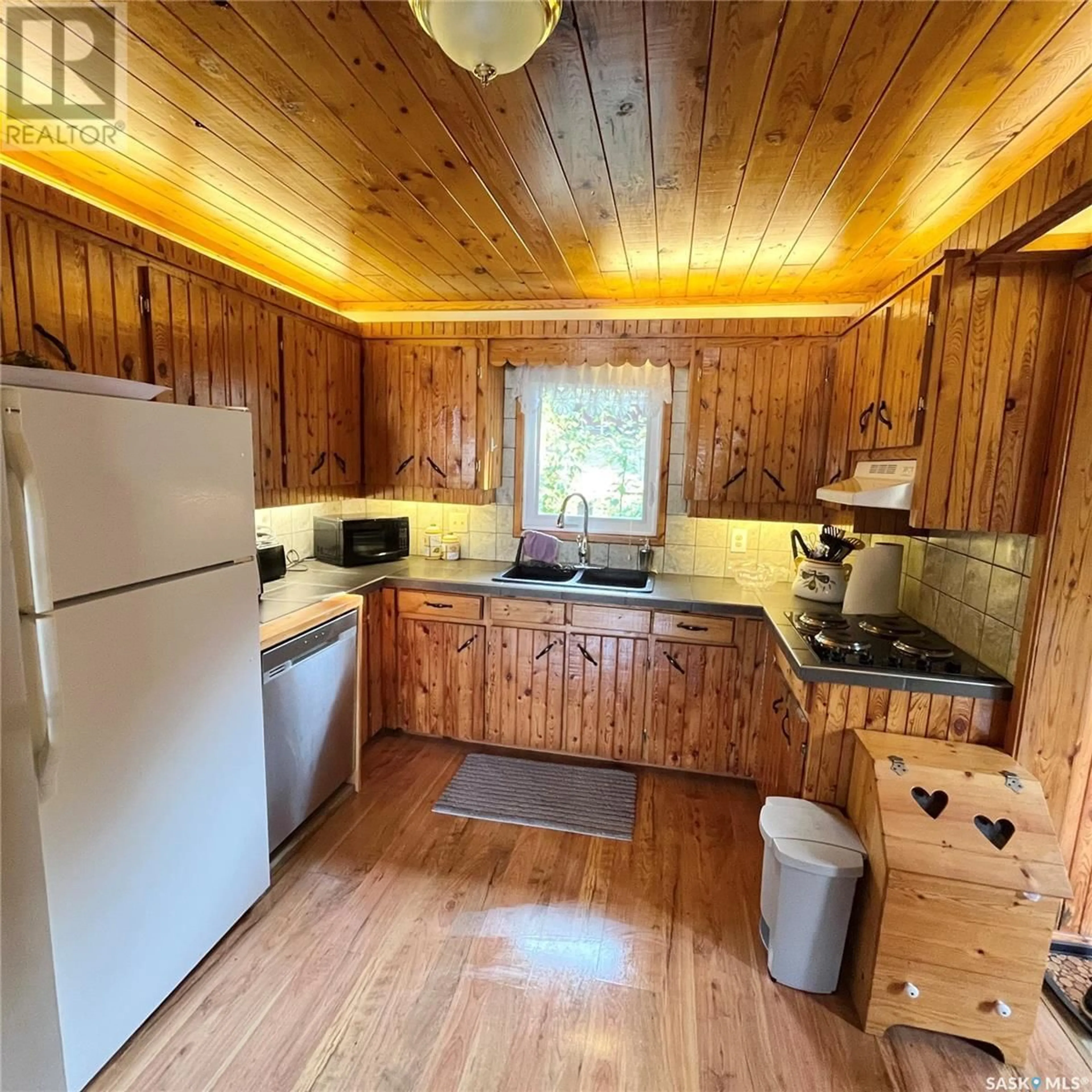 Standard kitchen, wood/laminate floor for 401 BARRIER LANE, Barrier Valley Rm No. 397 Saskatchewan S0E0B0