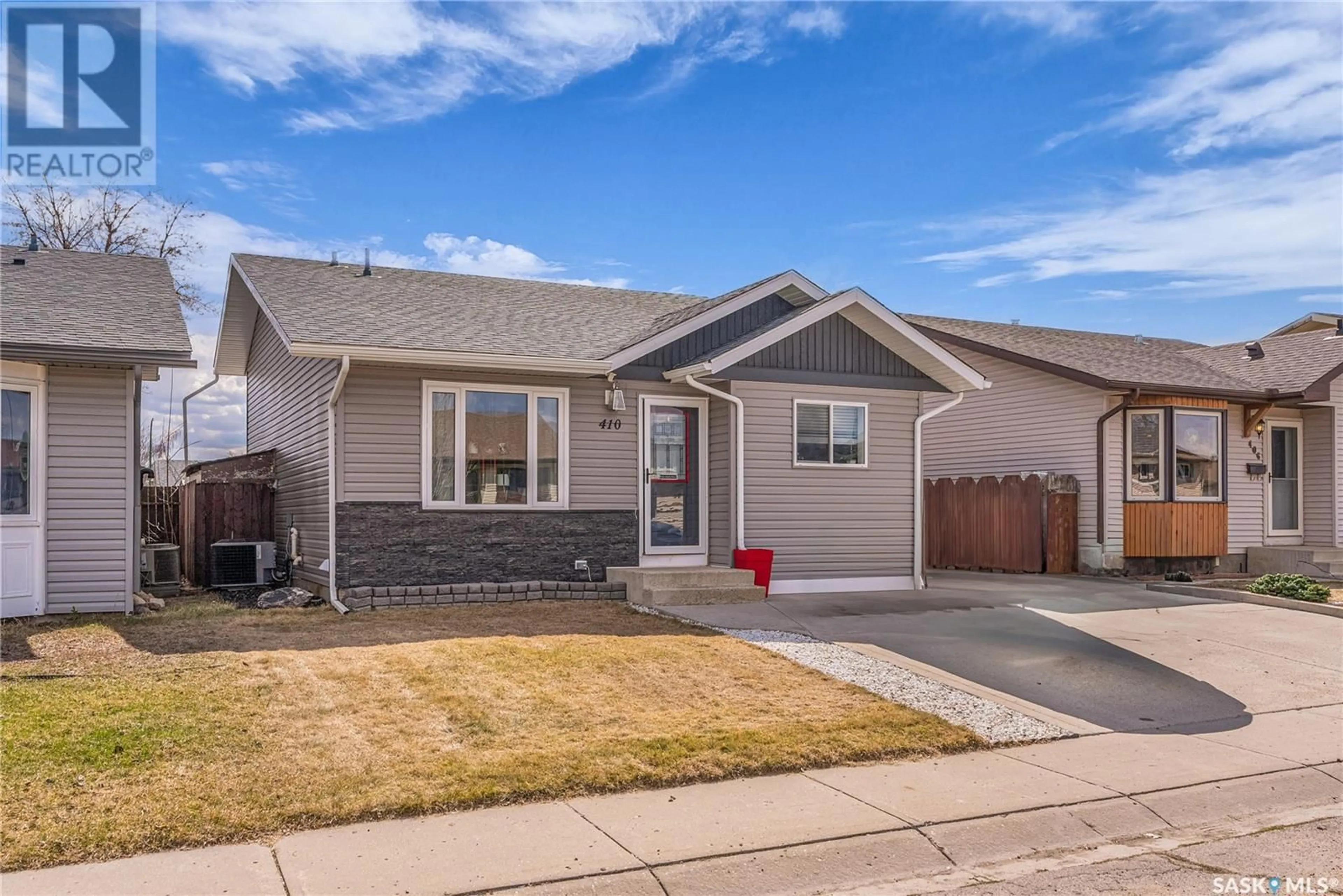 Home with vinyl exterior material, street for 410 WHELAN CRESCENT, Saskatoon Saskatchewan S7L7C1