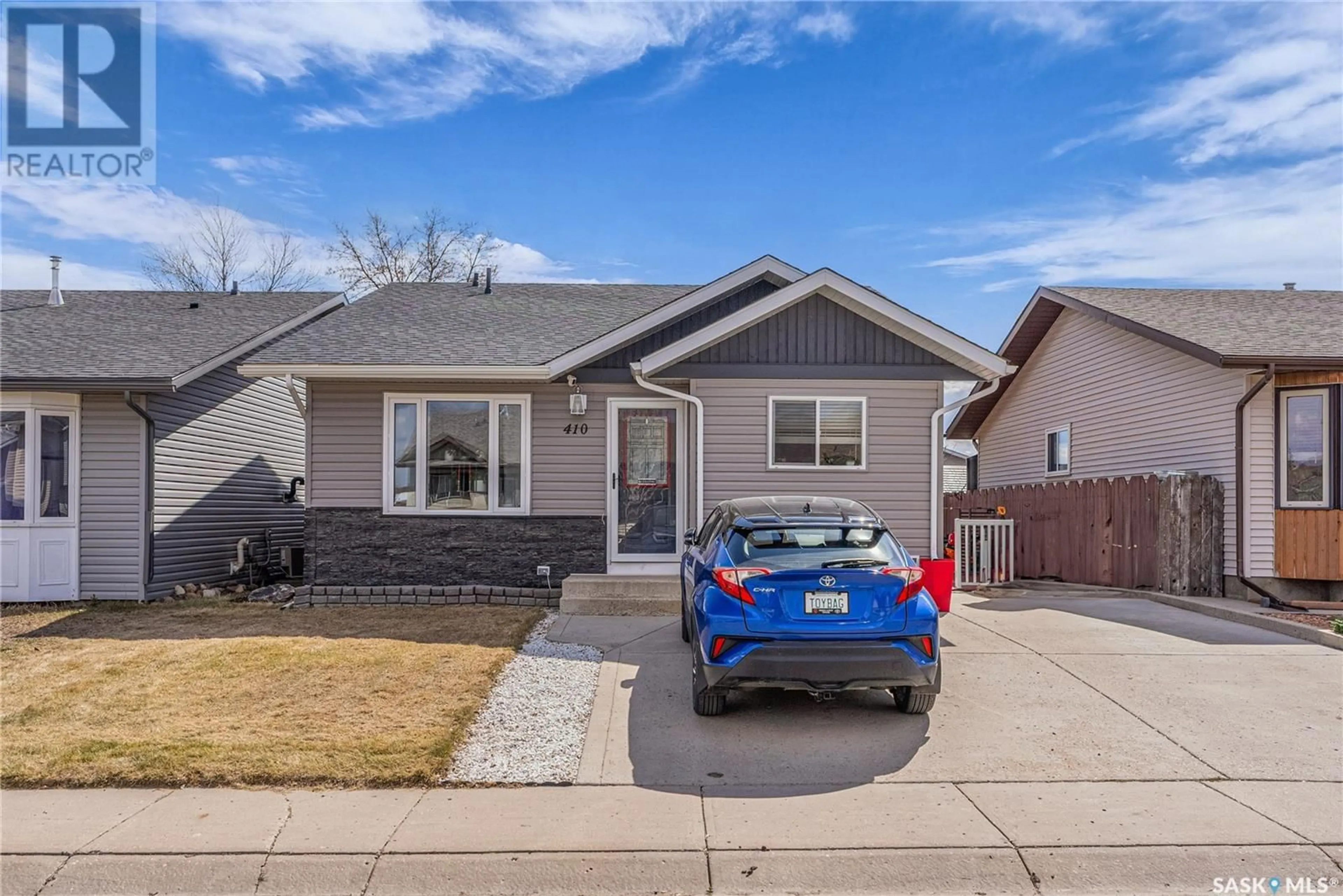 Home with vinyl exterior material, street for 410 WHELAN CRESCENT, Saskatoon Saskatchewan S7L7C1