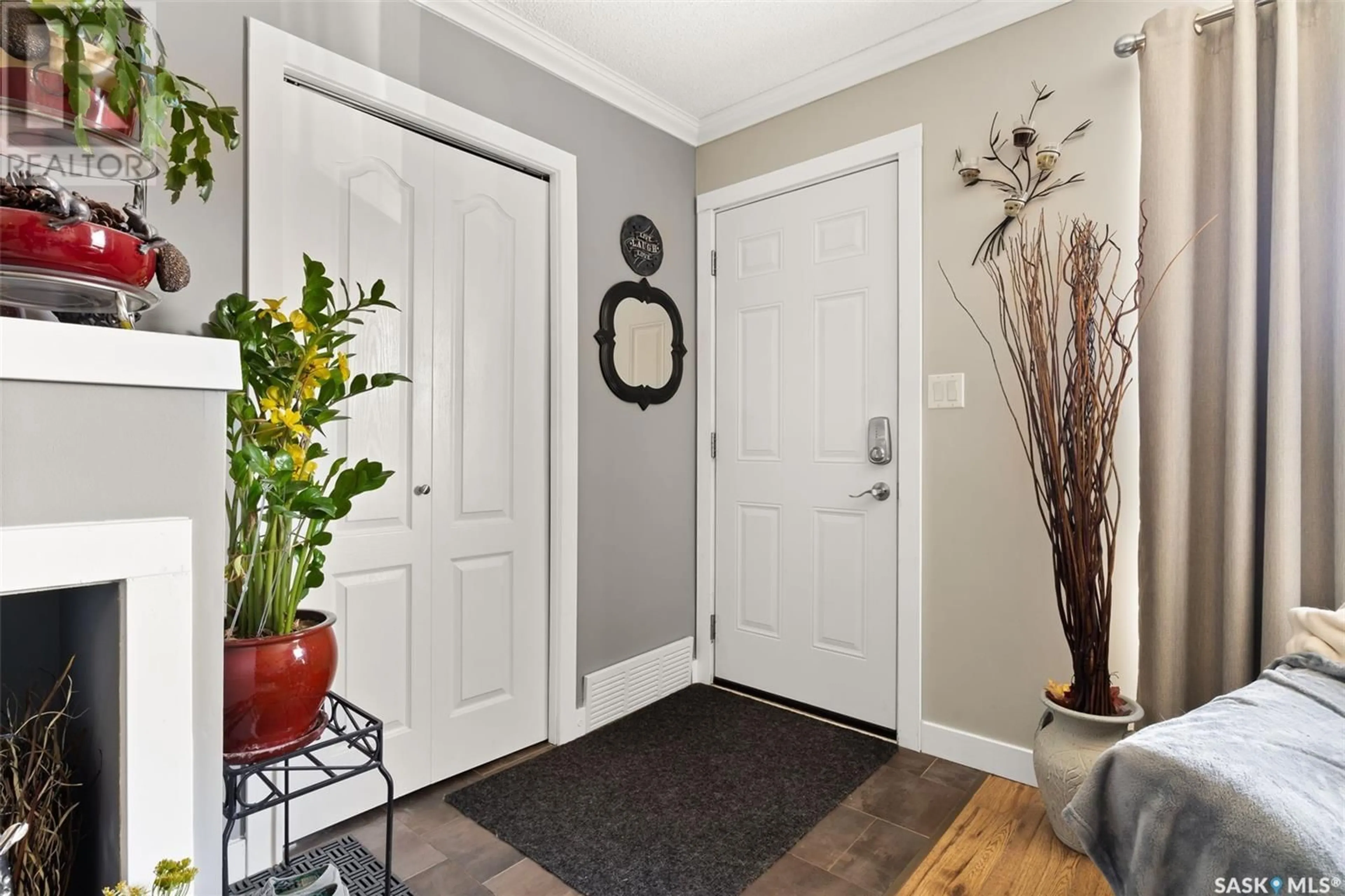 Indoor entryway for 6511 ROCHDALE BOULEVARD, Regina Saskatchewan S4X2Z1