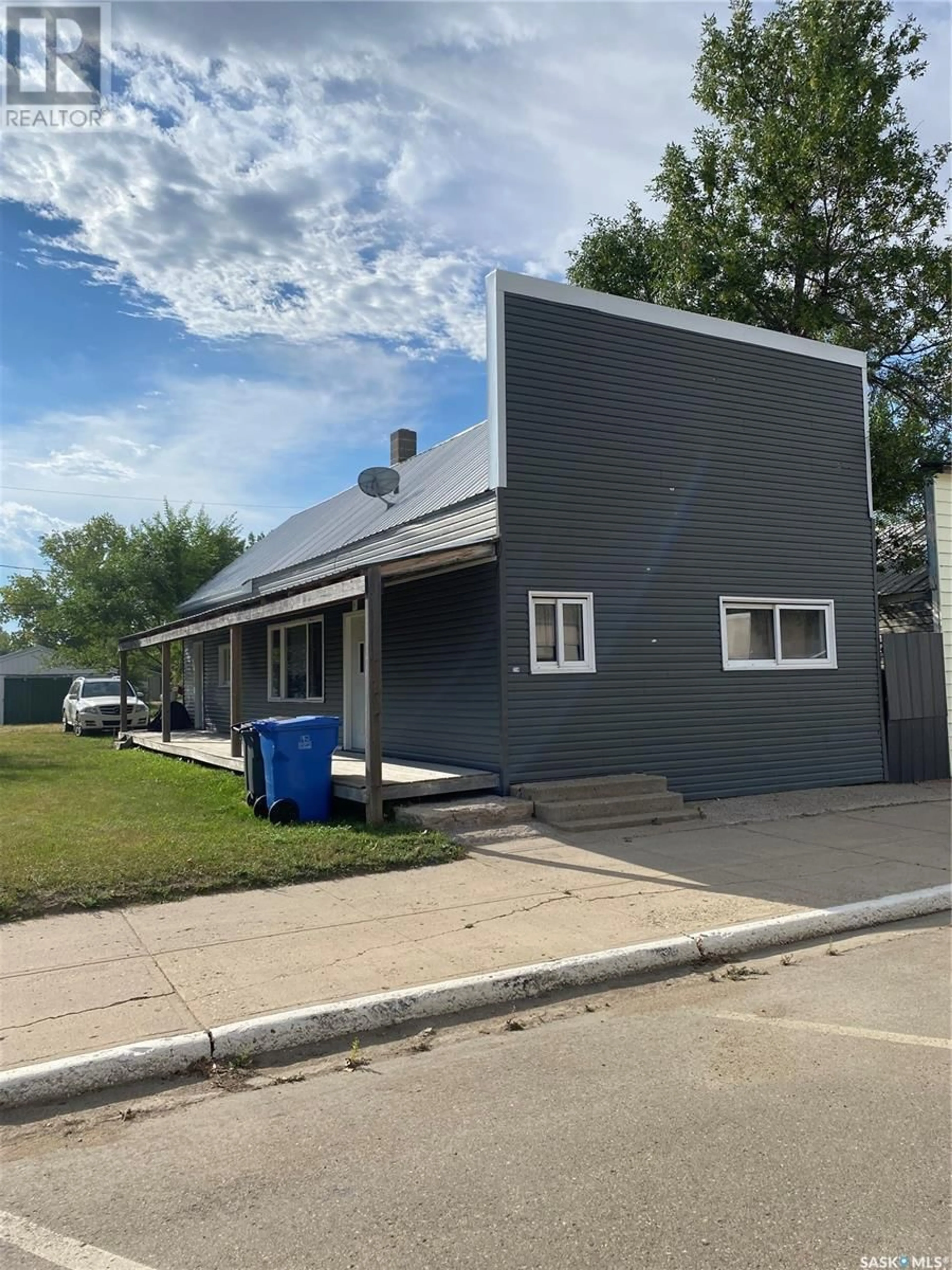 Home with vinyl exterior material, building for 214 MAIN STREET, Midale Saskatchewan S0C1S0