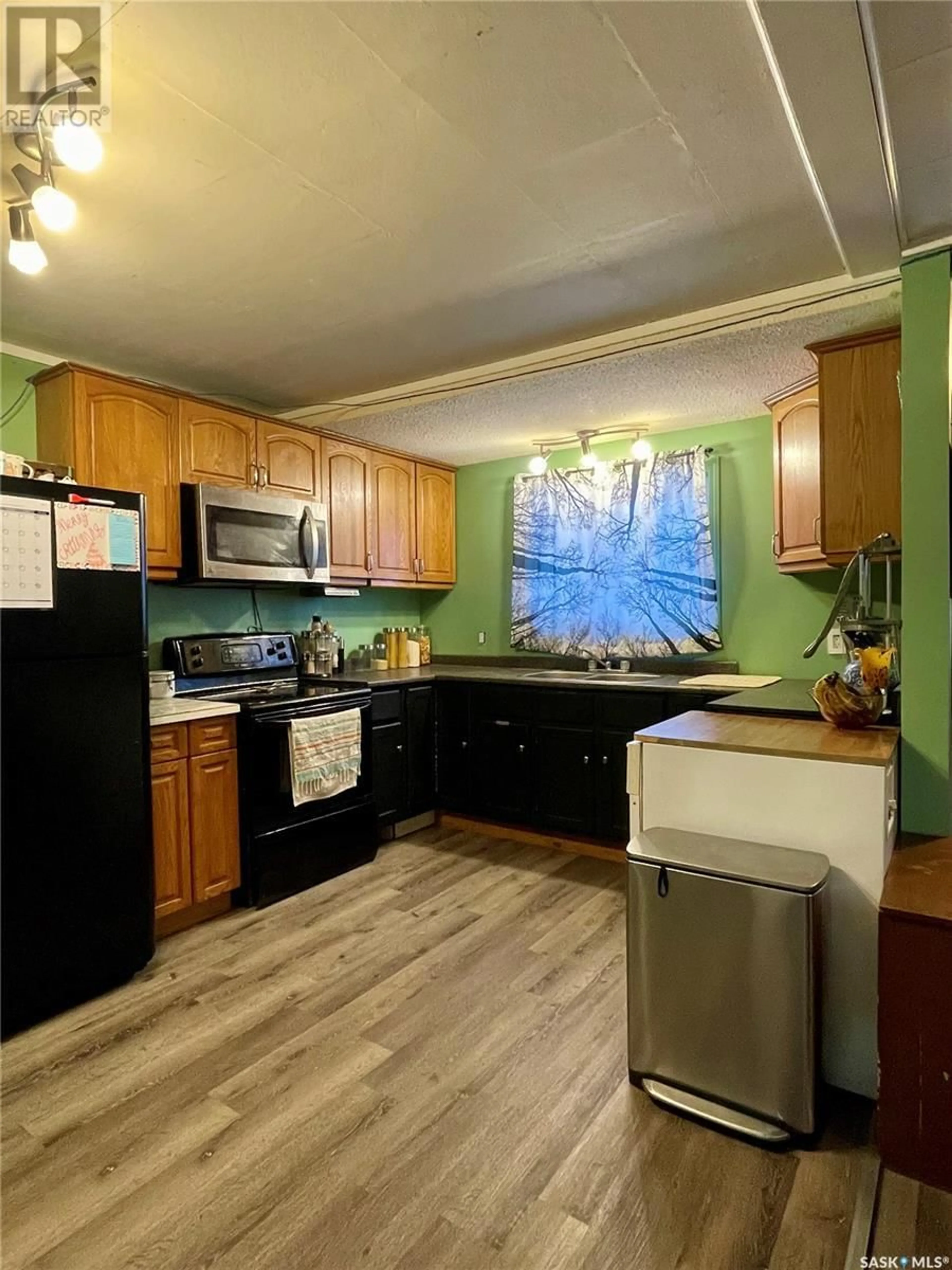 Standard kitchen, unknown for 319 6TH AVENUE, Biggar Saskatchewan S0K0M0