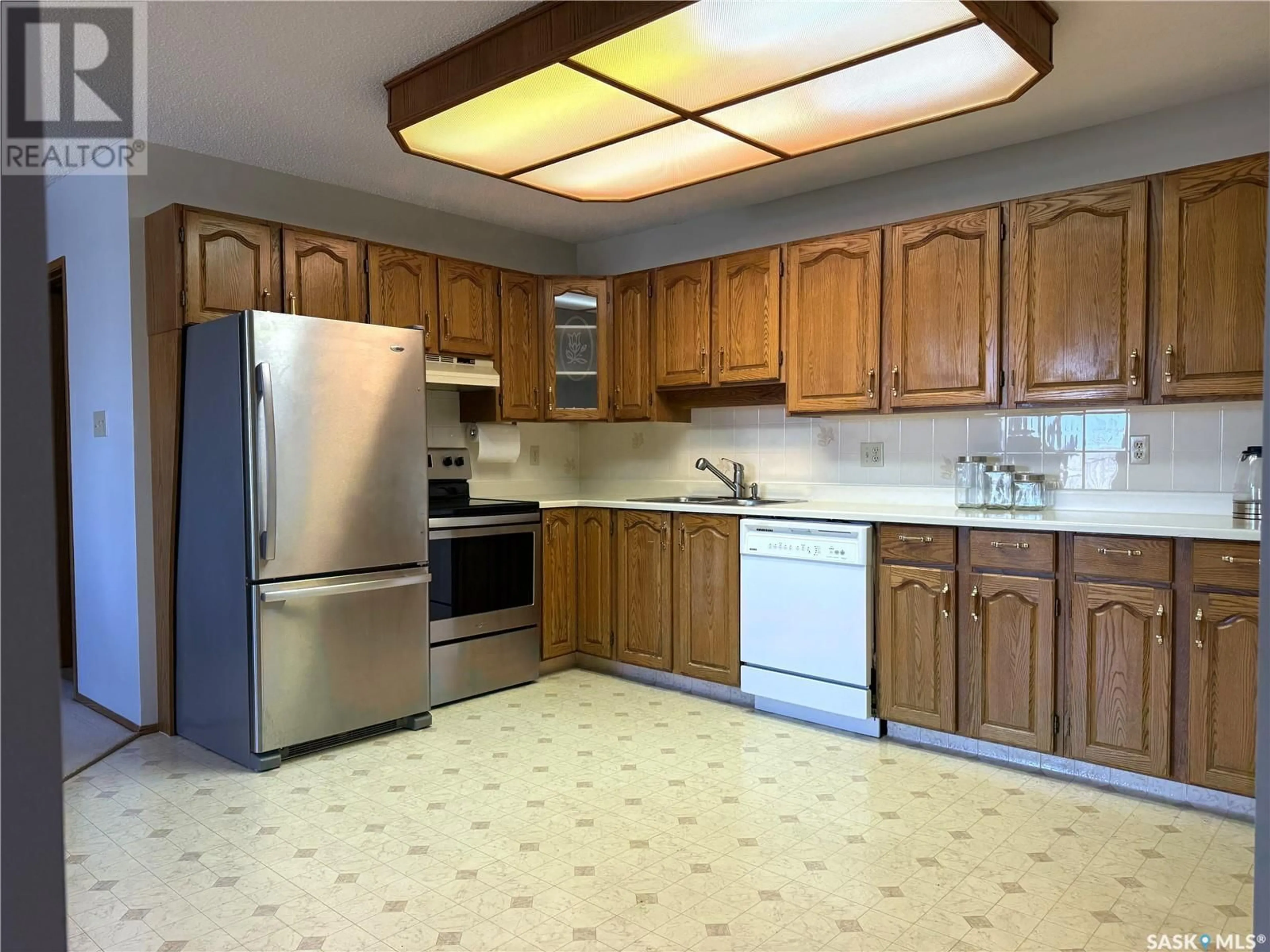 Standard kitchen, unknown for 303 806 10TH STREET, Humboldt Saskatchewan S0K2A0