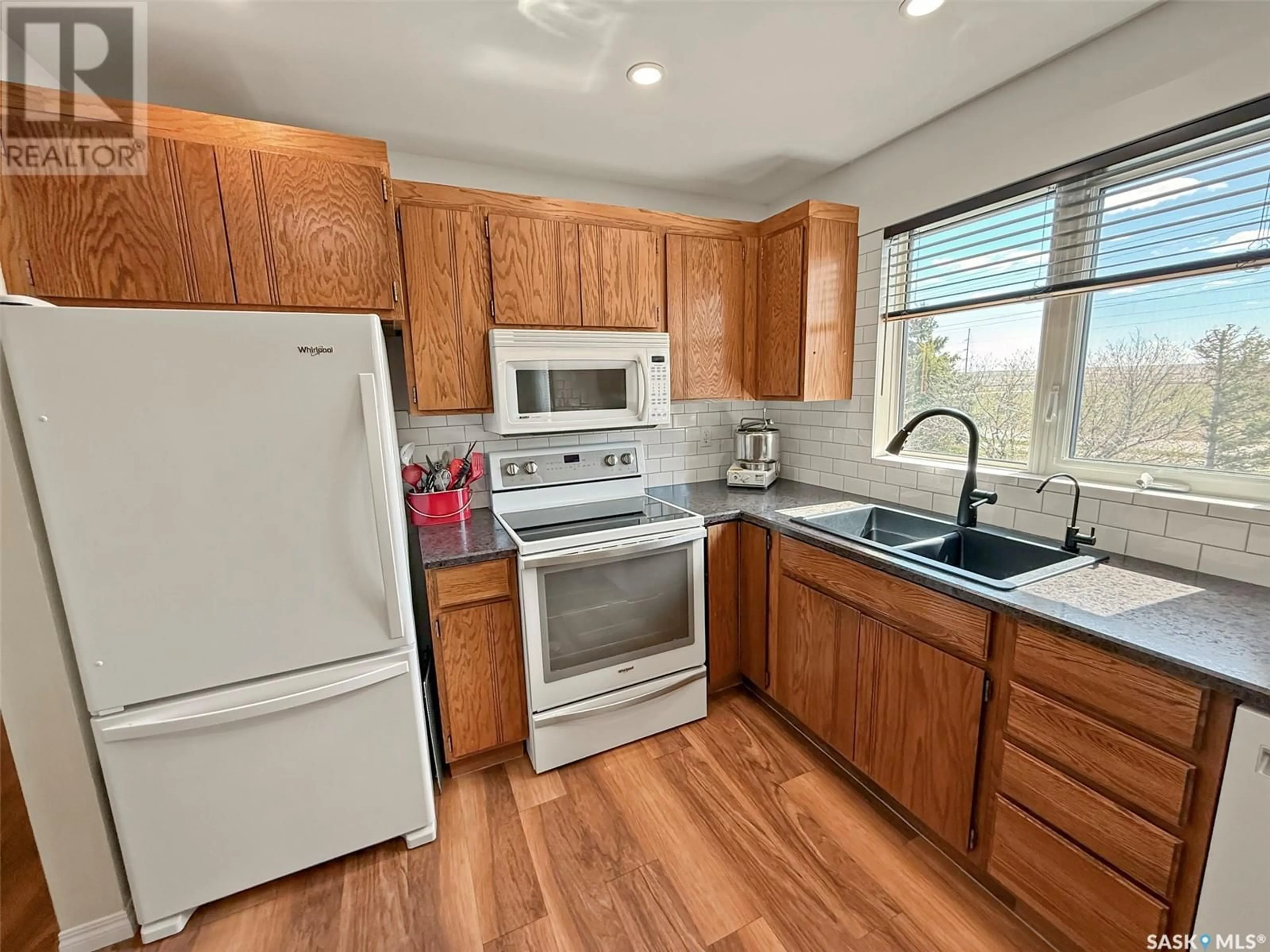 Standard kitchen, unknown for 16 275 ALPINE CRESCENT, Swift Current Saskatchewan S9H4Y8