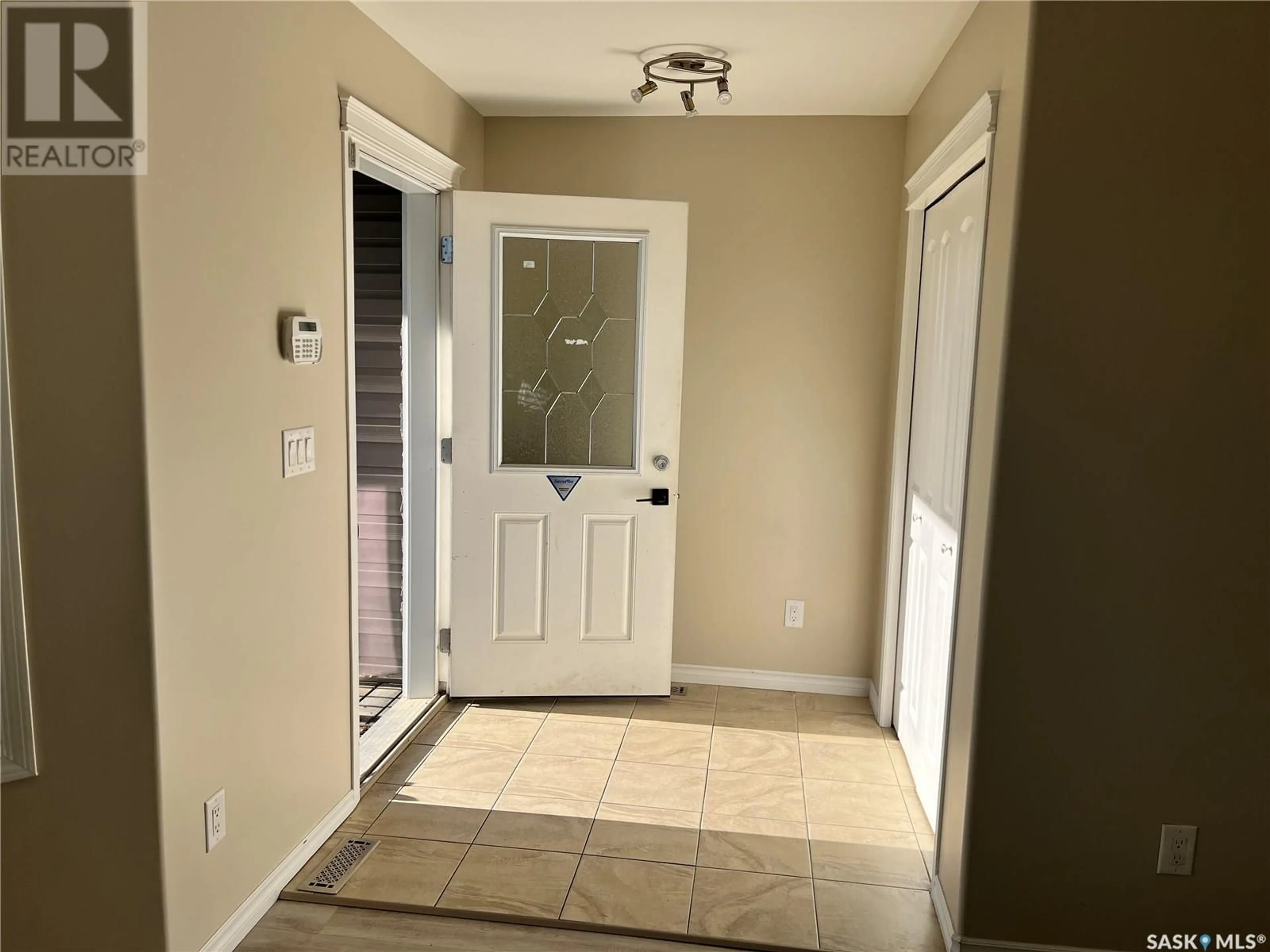 Indoor entryway for 1025 O AVENUE, Saskatoon Saskatchewan S7M2T1