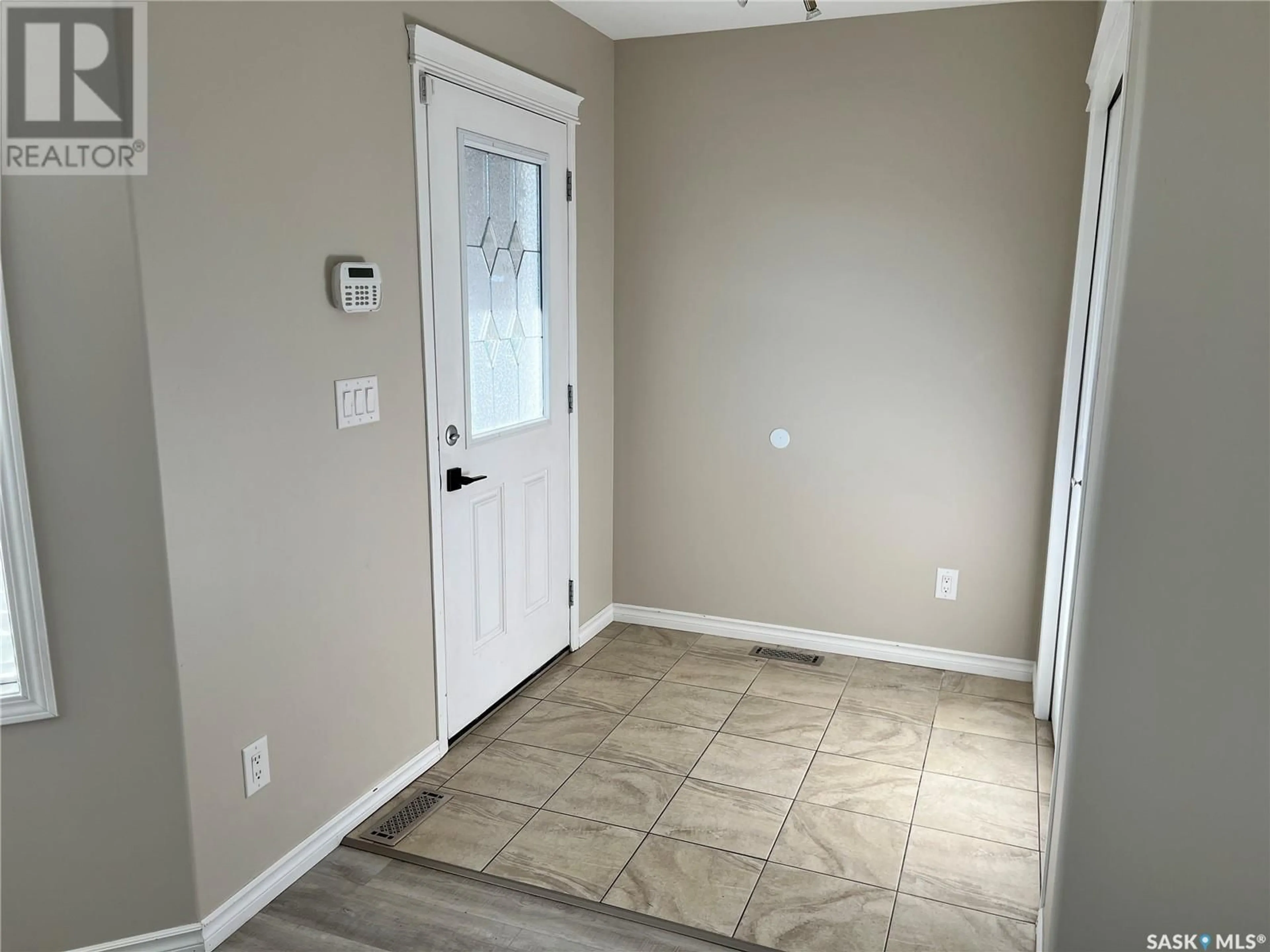 Indoor entryway for 1025 O AVENUE, Saskatoon Saskatchewan S7M2T1