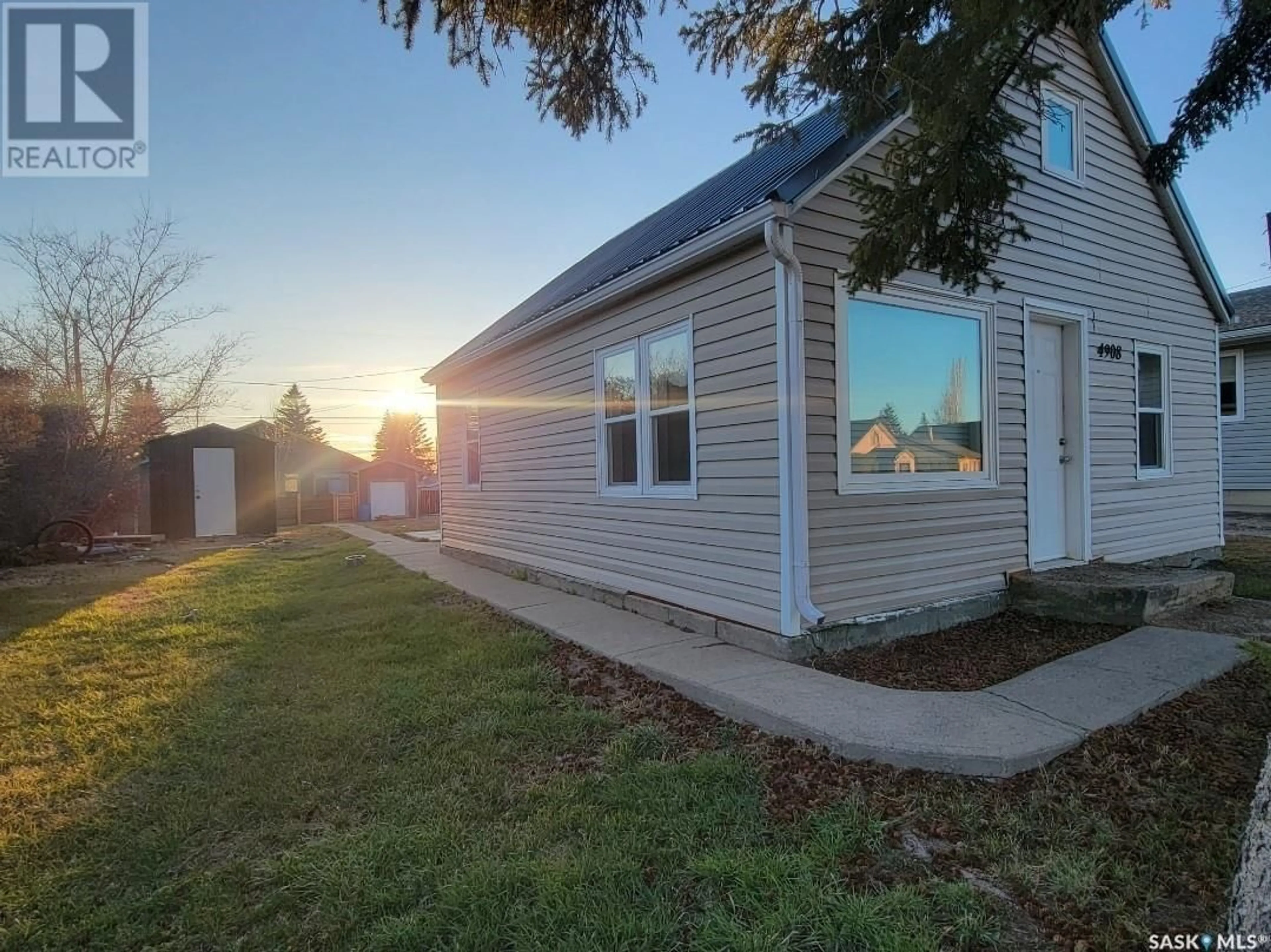 A pic from outside/outdoor area/front of a property/back of a property/a pic from drone, street for 4908 LEADER STREET, Macklin Saskatchewan S0L2C0