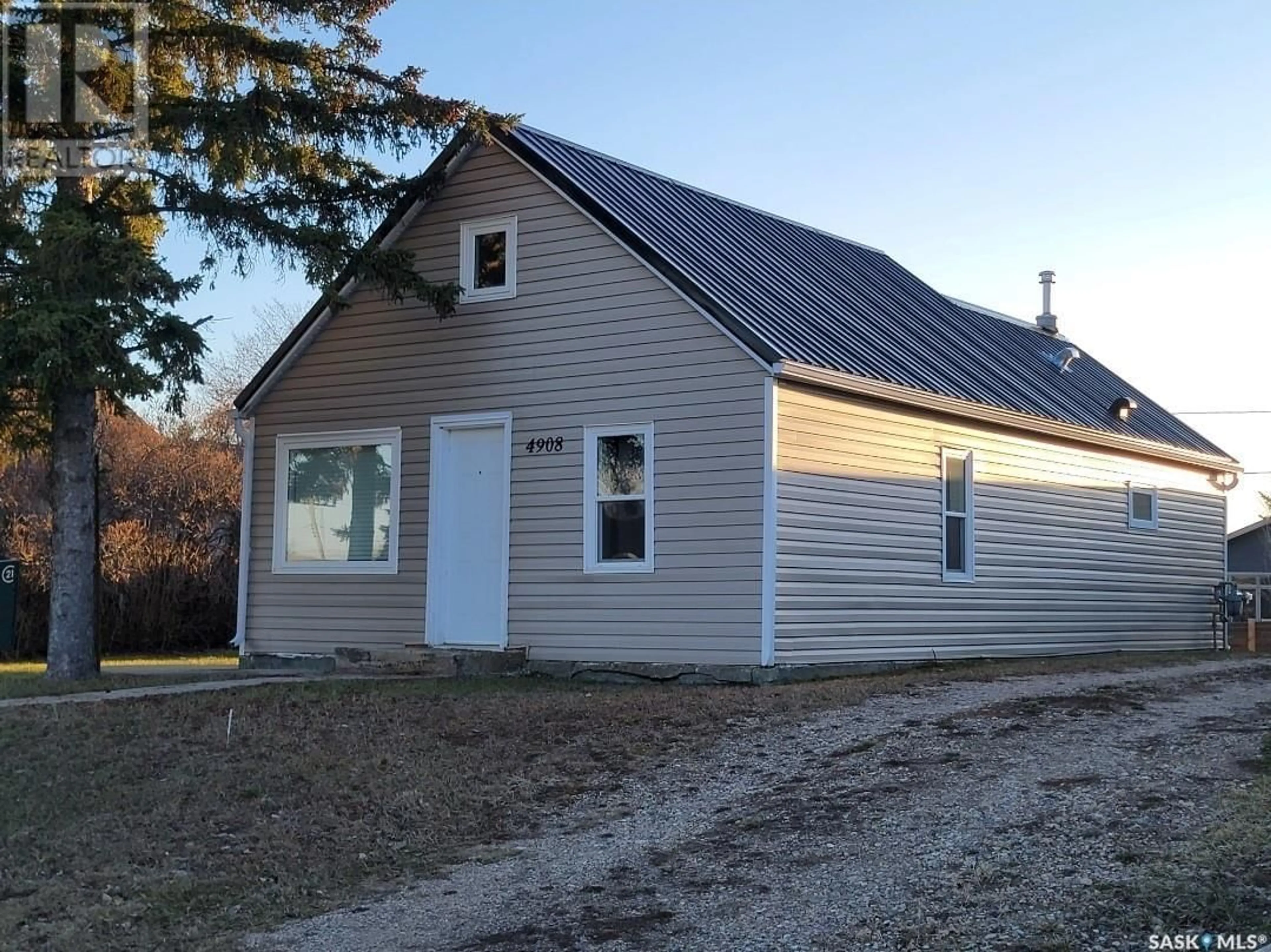 Home with vinyl exterior material, street for 4908 LEADER STREET, Macklin Saskatchewan S0L2C0