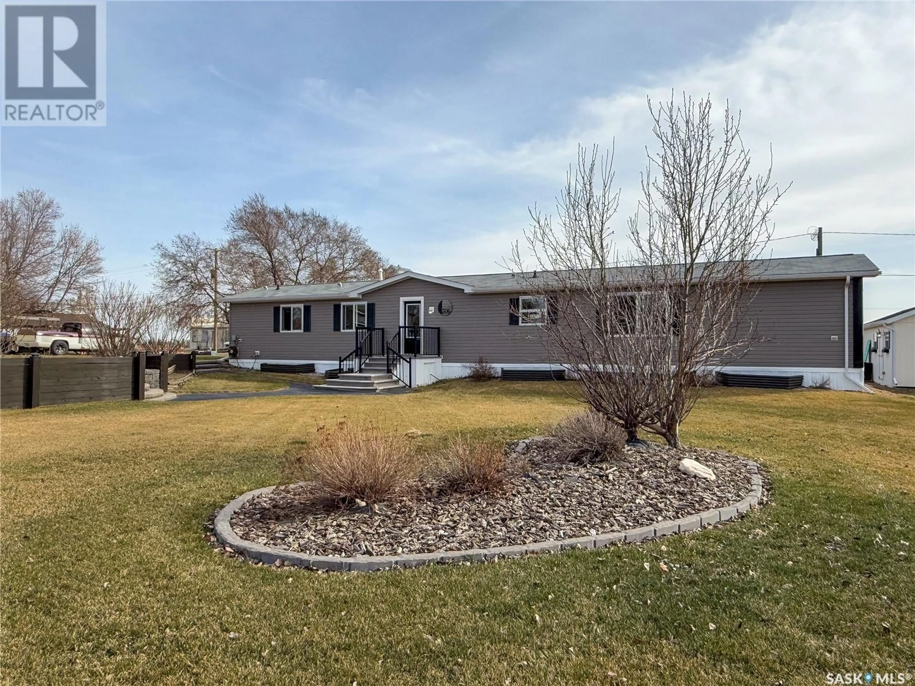 A pic from outside/outdoor area/front of a property/back of a property/a pic from drone, water/lake/river/ocean view for 306 2ND AVENUE, Climax Saskatchewan S0N0A7