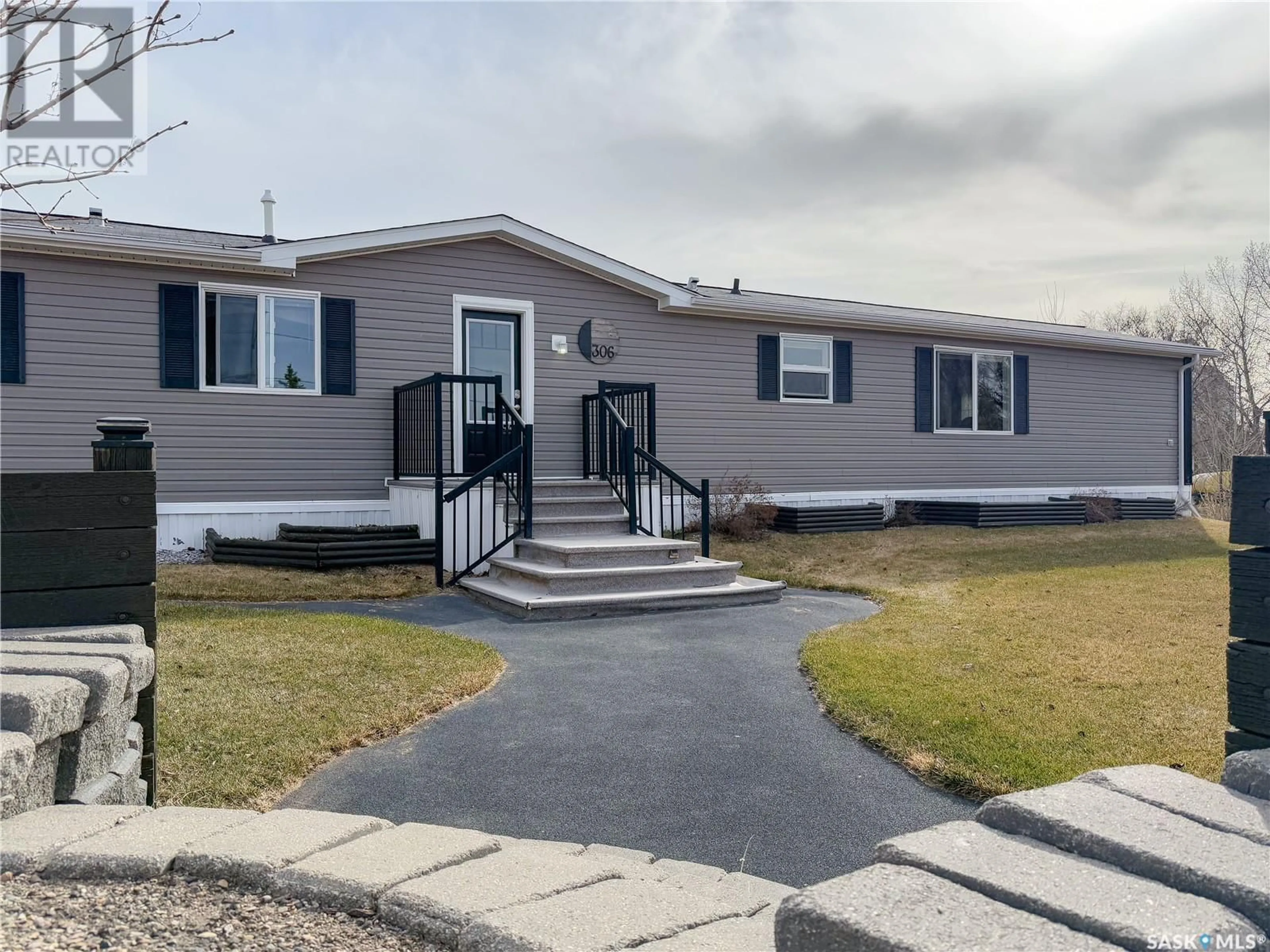 Home with vinyl exterior material, street for 306 2ND AVENUE, Climax Saskatchewan S0N0A7