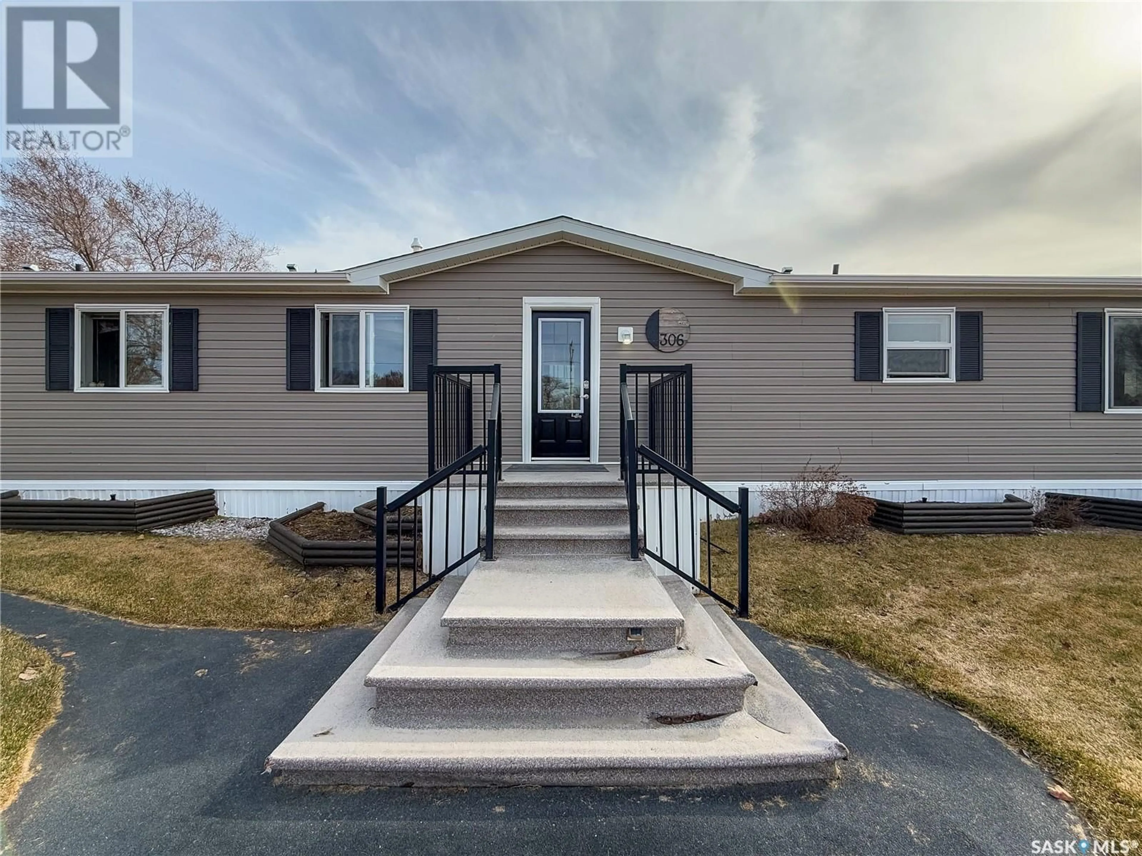 Home with vinyl exterior material, street for 306 2ND AVENUE, Climax Saskatchewan S0N0A7