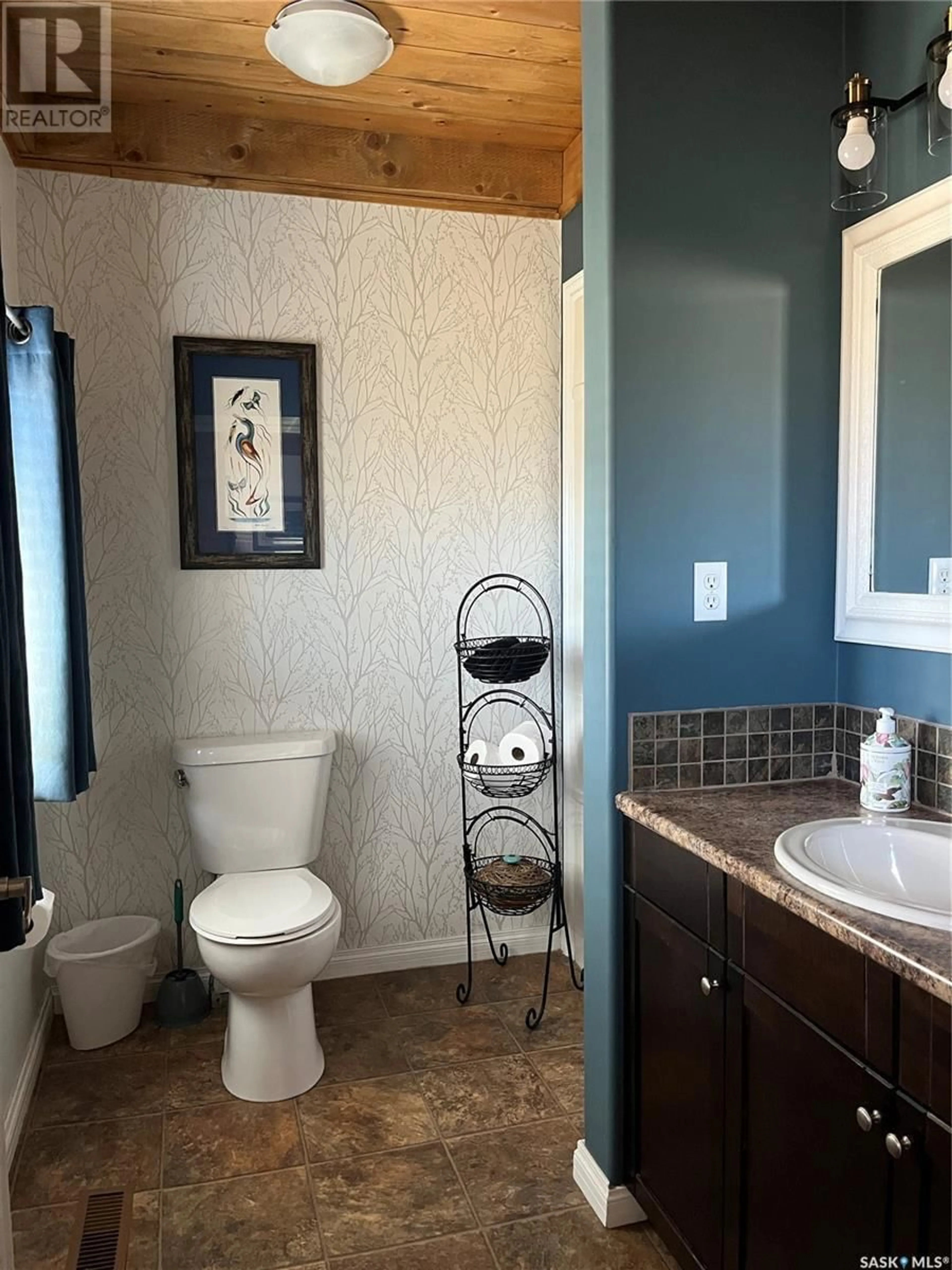Standard bathroom, ceramic/tile floor for 116 2ND AVENUE, Big River Saskatchewan S0J0E0
