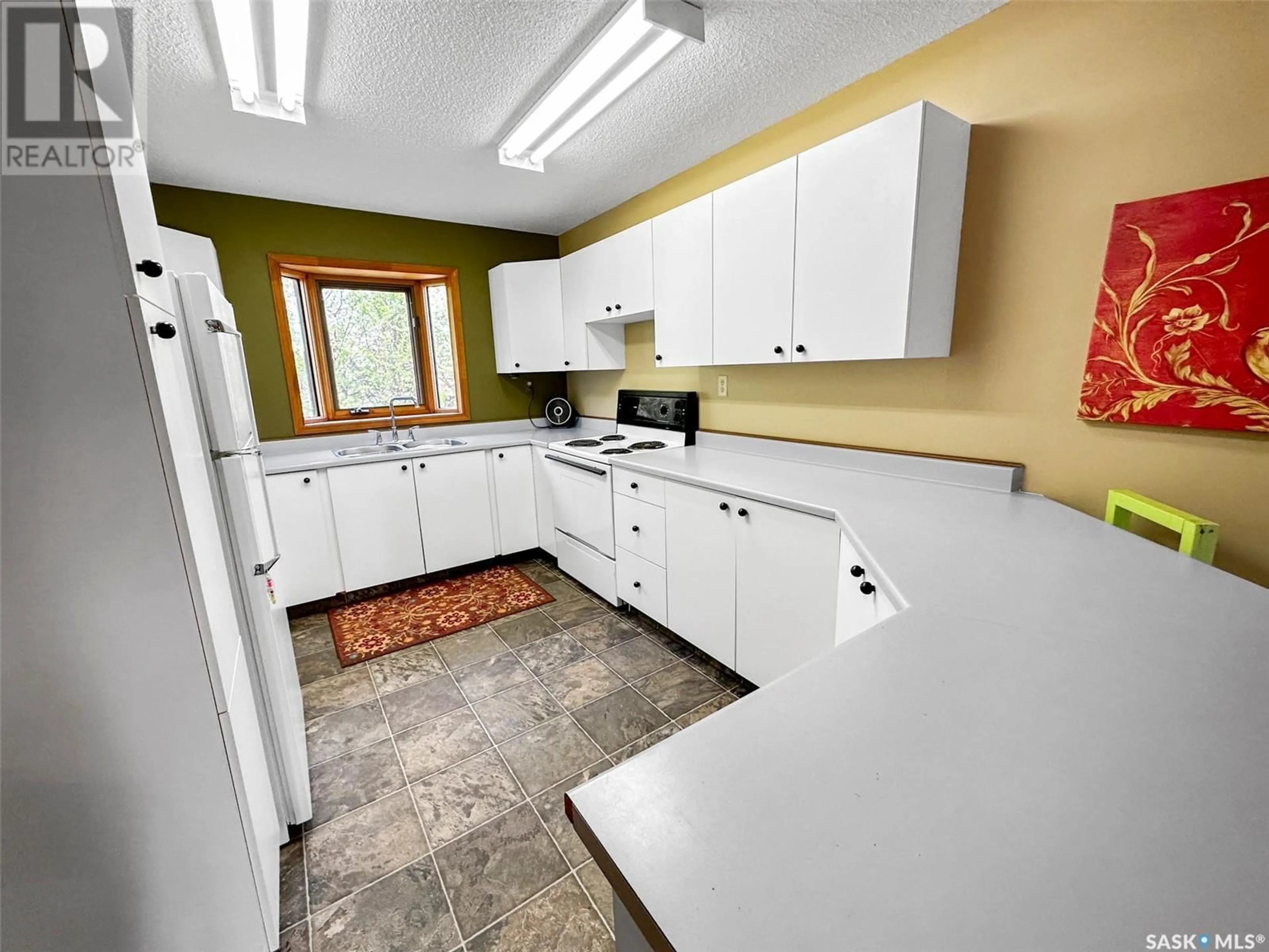 Standard kitchen, unknown for 205 WALL RIDGE TRAIL, Lac Pelletier Saskatchewan S0N2Y0
