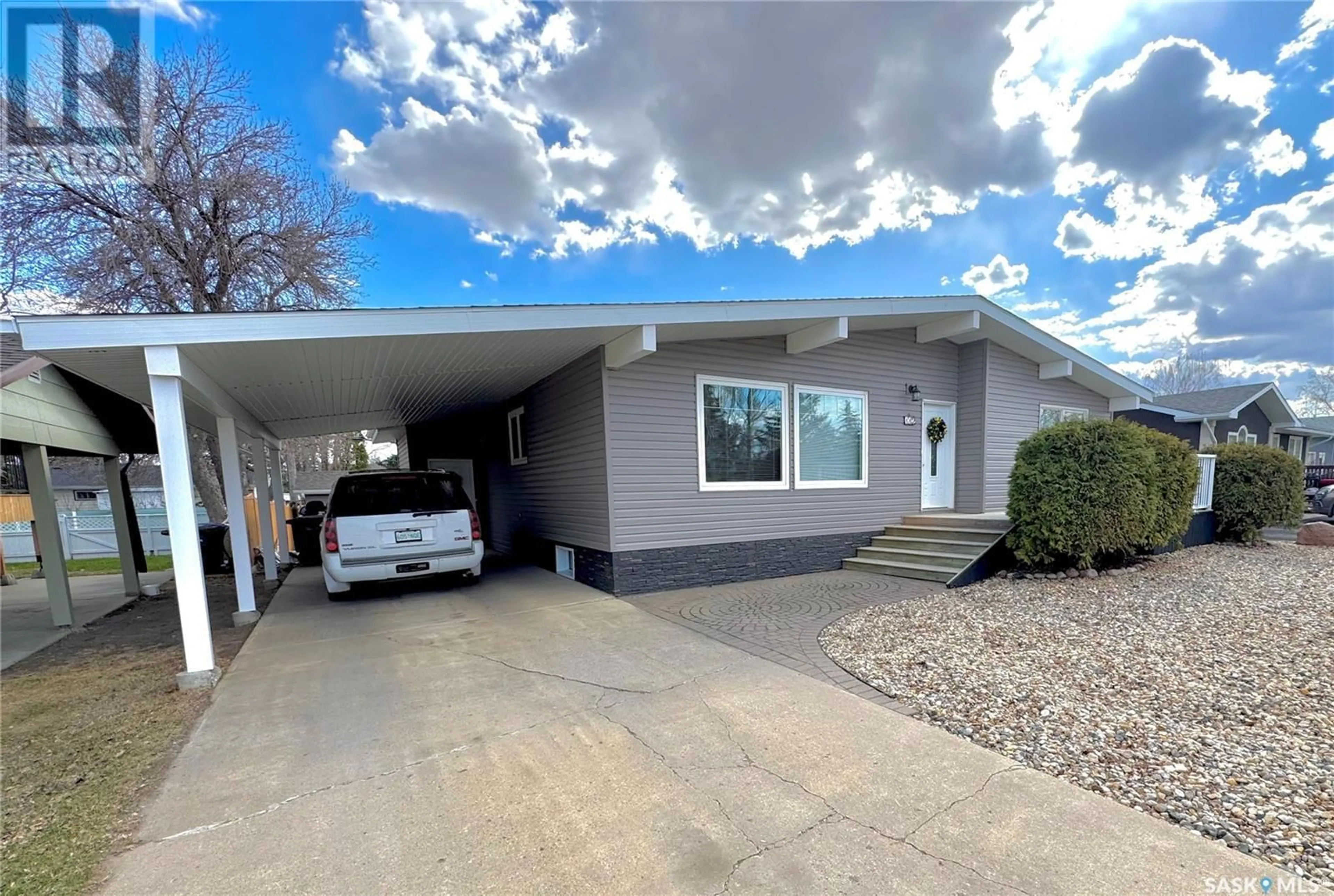 Home with vinyl exterior material, street for 112 ASSINIBOIA AVENUE, Assiniboia Saskatchewan S0H0B0