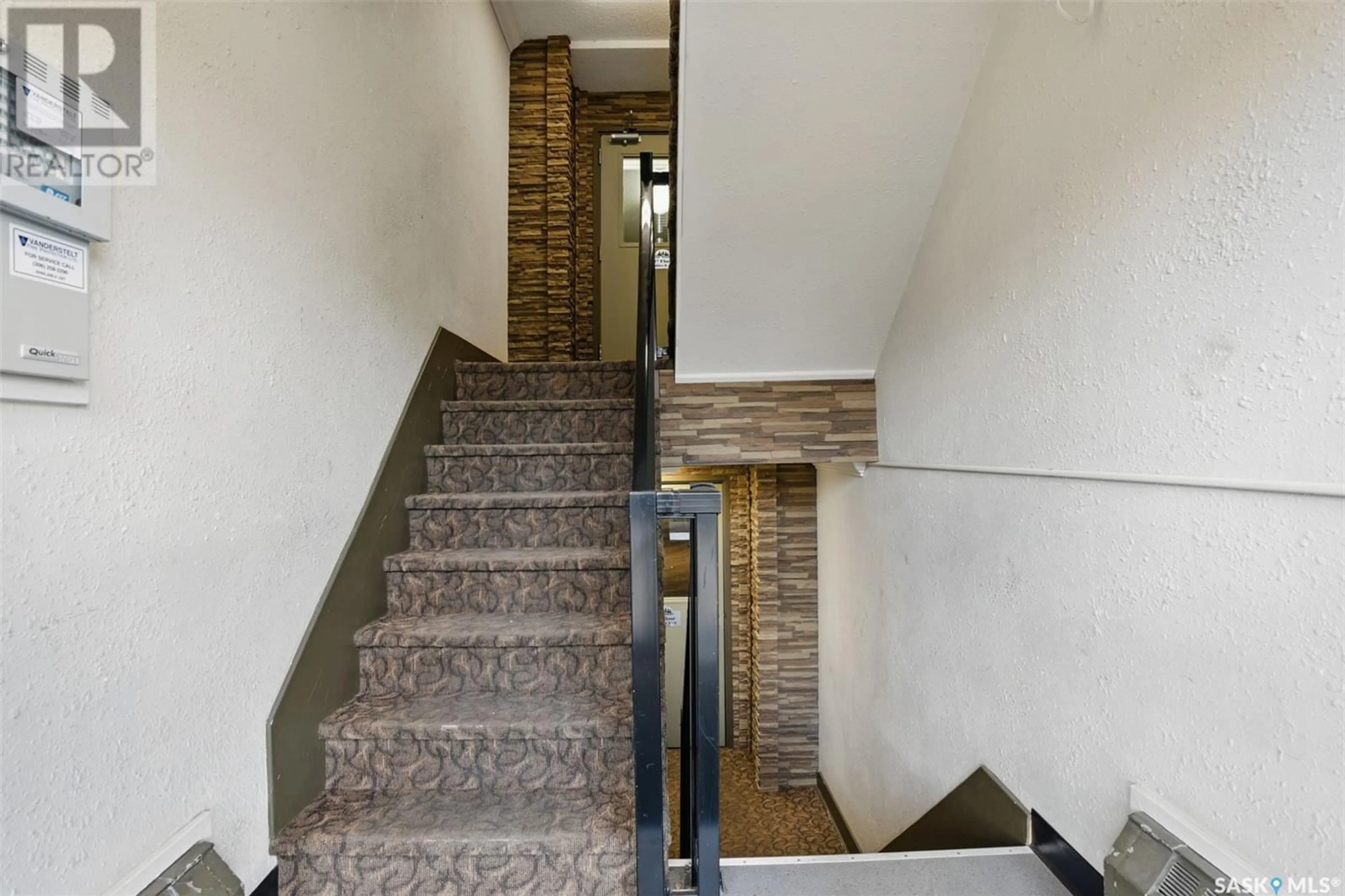 Stairs for 274 - 16 PINEHOUSE DRIVE, Saskatoon Saskatchewan S7K4W9