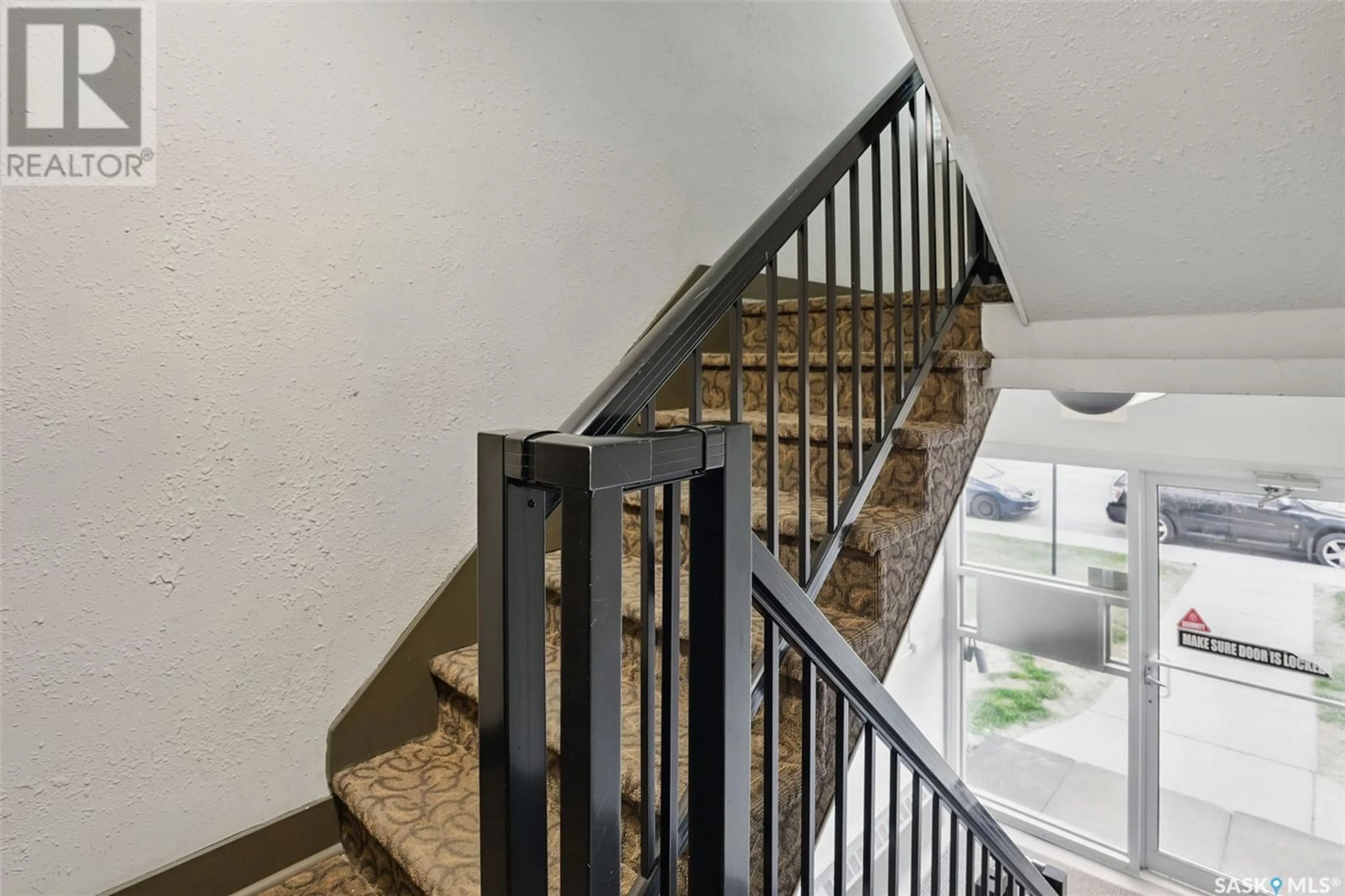 Stairs for 274 - 16 PINEHOUSE DRIVE, Saskatoon Saskatchewan S7K4W9