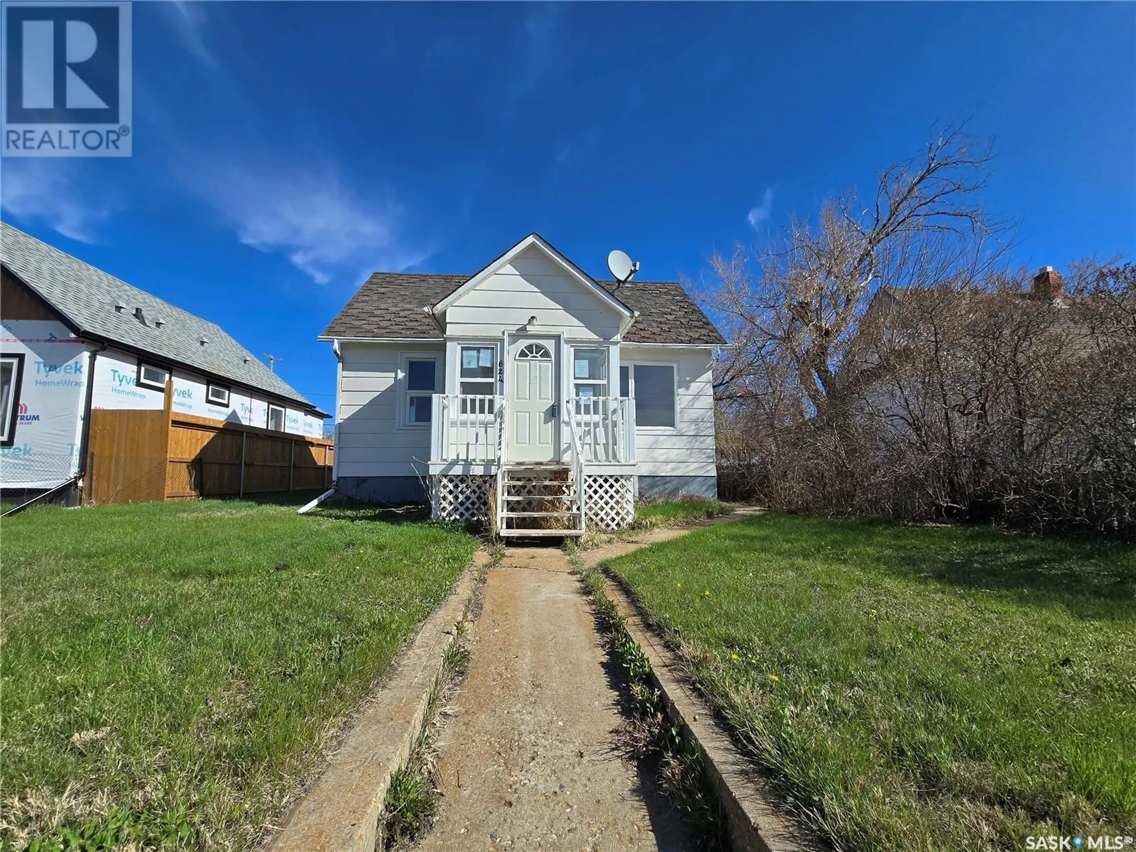 A pic from outside/outdoor area/front of a property/back of a property/a pic from drone, street for 624 FAIRFORD STREET, Moose Jaw Saskatchewan S6H0E9