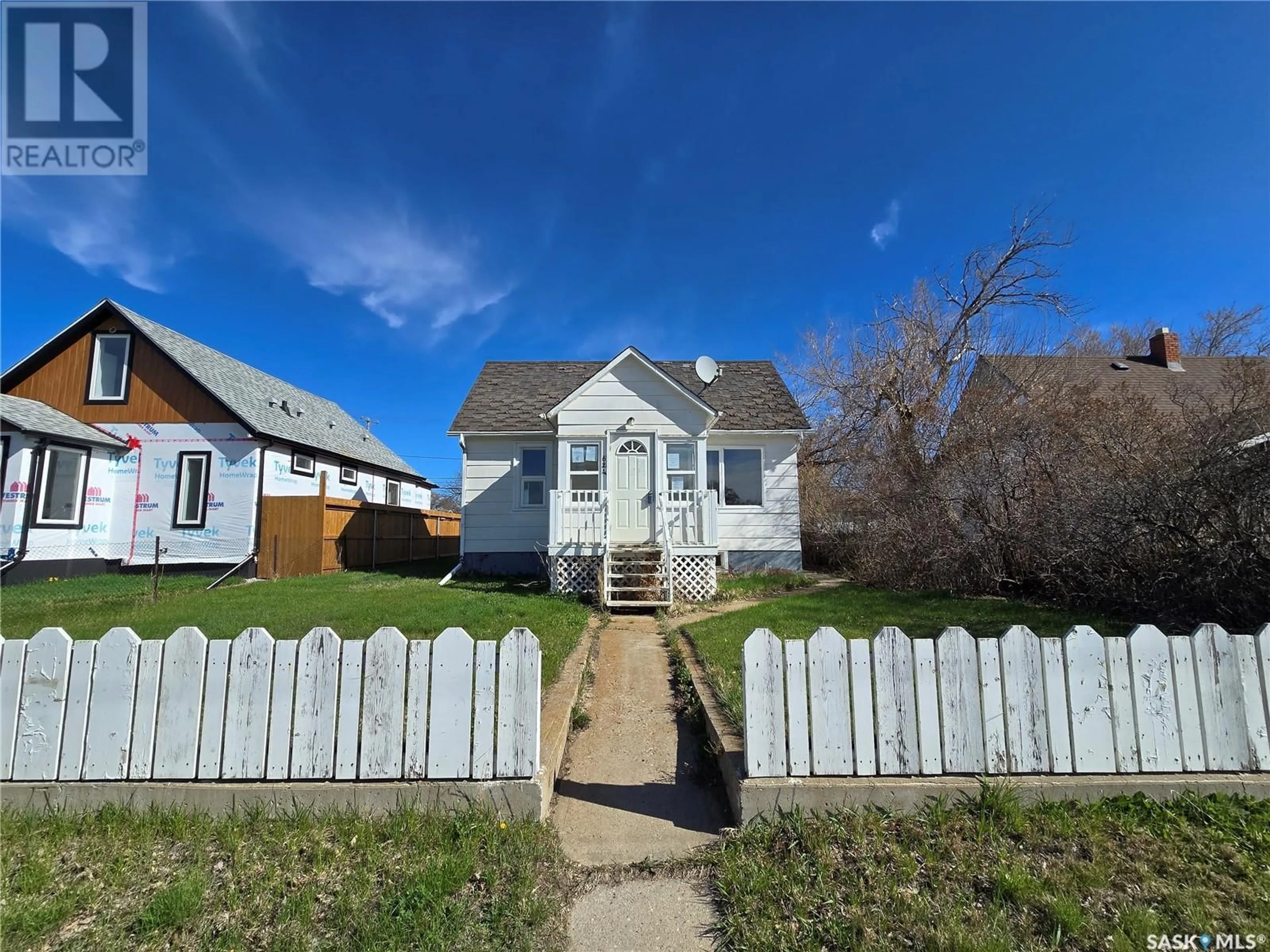 A pic from outside/outdoor area/front of a property/back of a property/a pic from drone, street for 624 FAIRFORD STREET, Moose Jaw Saskatchewan S6H0E9