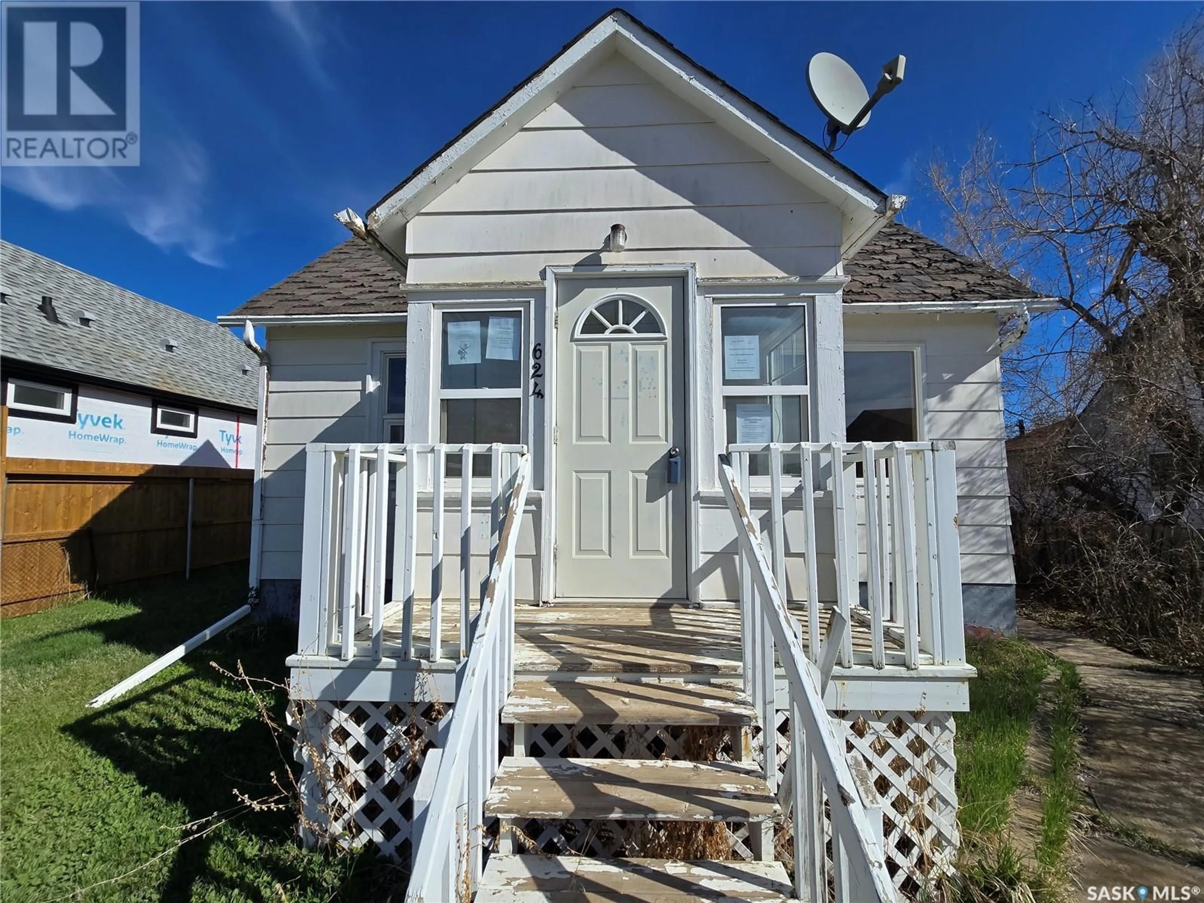 Home with vinyl exterior material, street for 624 FAIRFORD STREET, Moose Jaw Saskatchewan S6H0E9
