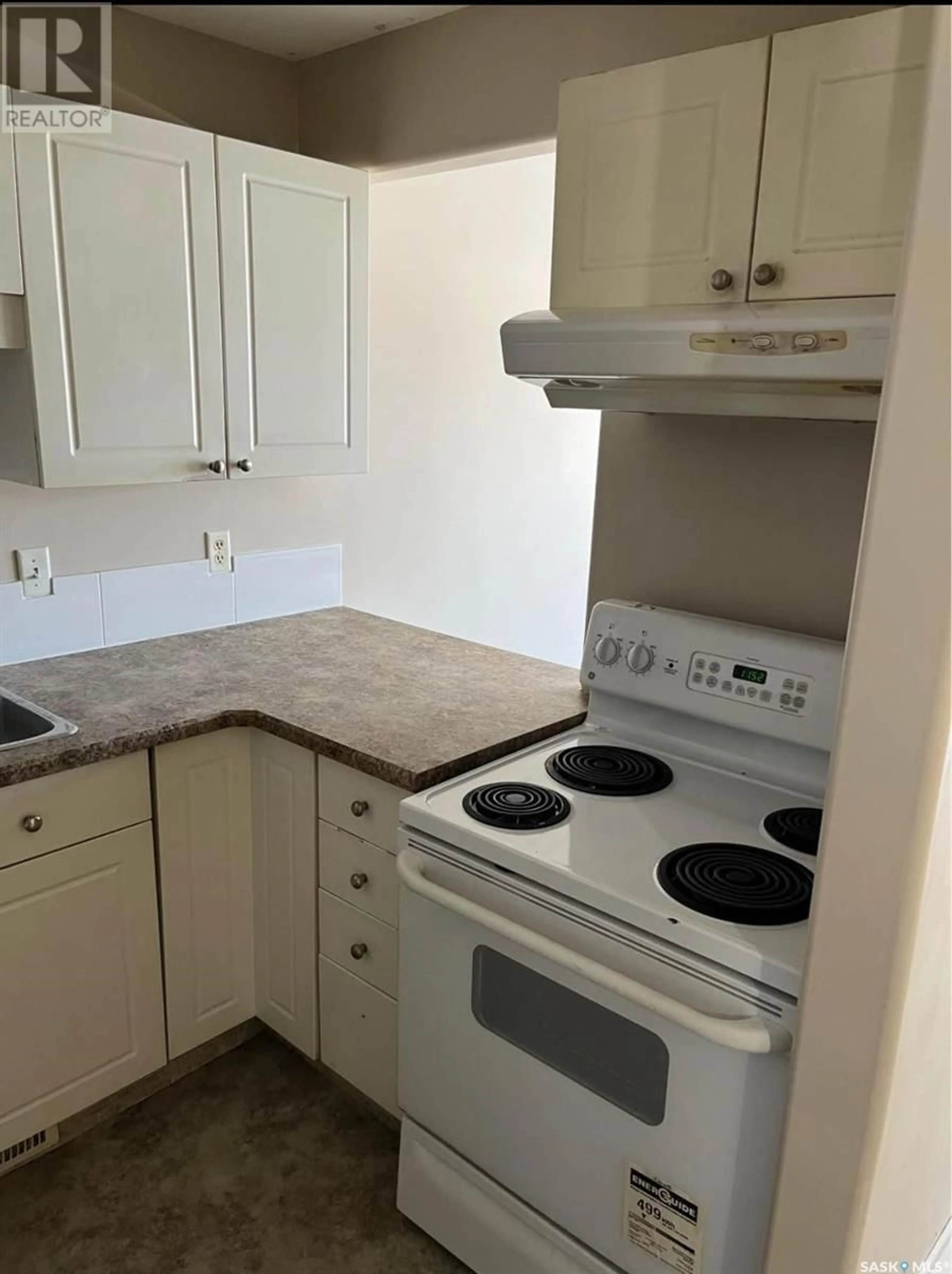 Standard kitchen, unknown for 901 RAE STREET, Regina Saskatchewan S4T2B5